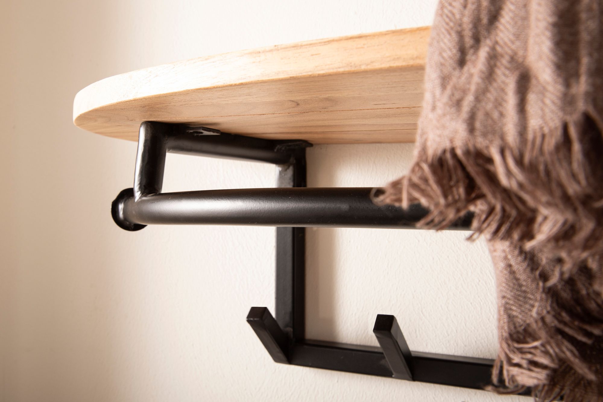 FineBuy Wandgarderobe Akazie Massivholz 100 cm mit Ablage - Industrial Garderobenpaneel mit Hutablage - Wand Garderobenleiste Hakenleiste - 8 Metall Kleiderhaken & Kleiderstange | Farbe: Braun