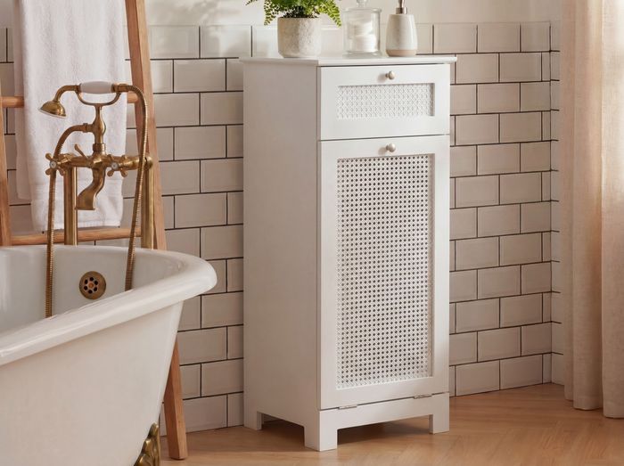 FineBuy Wäscheschrank Weiß 38x90x40 cm Ratten Geflecht Nischenschrank Bad - Schmaler Wäschekipper mit Klapptür und Schublade - Badschrank Wäschesammler Badezimmer