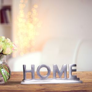 FB43298 FineBuy Home Deko Schriftzug Design Wohnzimmer Ess-Tisch- Dekoration Wohnung Alu Aluminium Wohndeko Silber 22 cm 4250950252141
