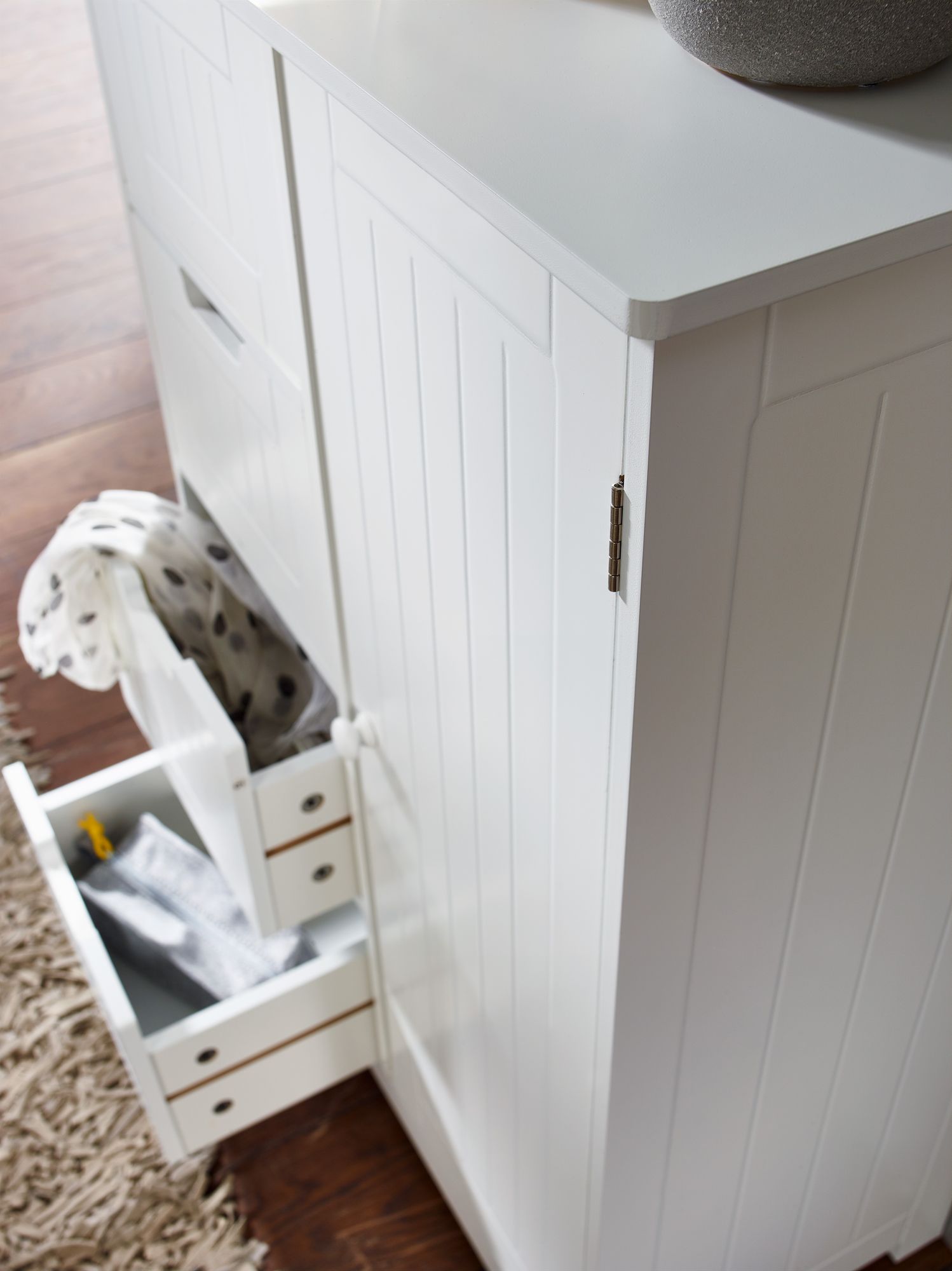 FineBuy Design Badschrank PATTI Landhaus-Stil MDF-Holz 56 x 83 x 30 cm weiß, Badezimmerschrank klein 4 Schubladen & 1 Tür, Beistellschrank Mehrzweckschrank | Farbe: Weiß