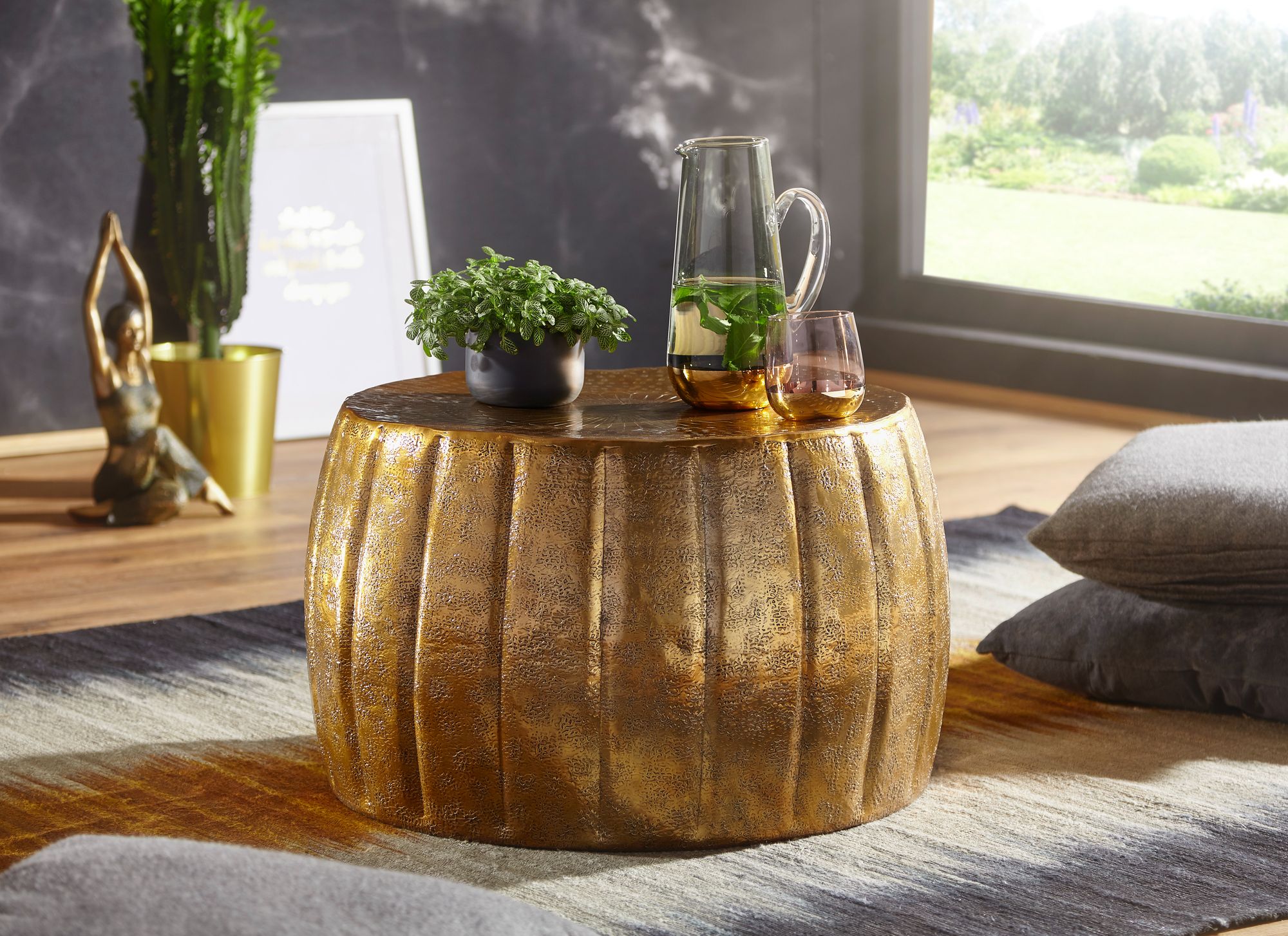 FineBuy Design Couchtisch rund 60 cm aus Metall - Handgefertigter Aluminium Wohnzimmertisch Hammerschlag - Orientalischer flacher Alu Sofatisch | Farbe: Gold
