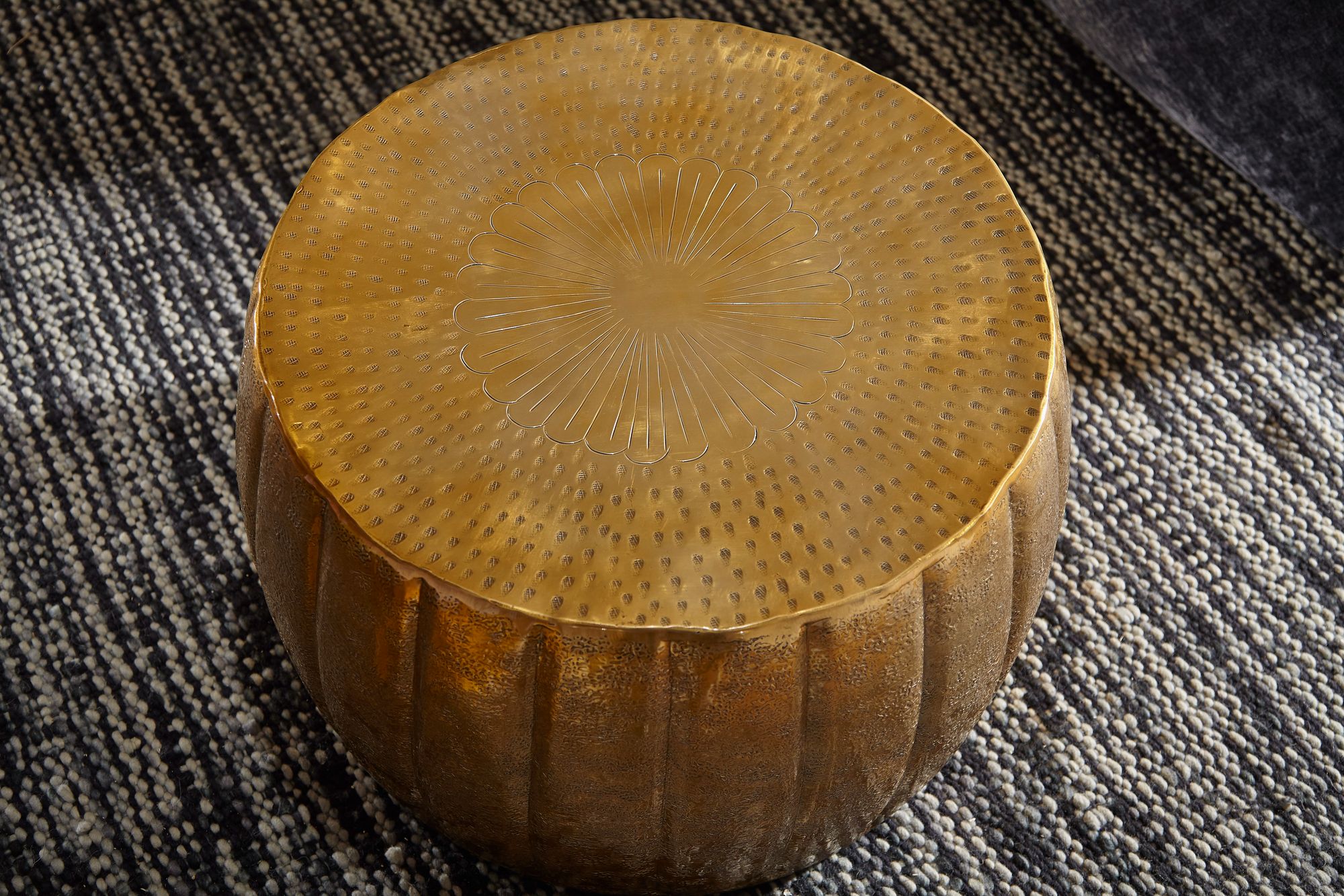 FineBuy Design Couchtisch rund 60 cm aus Metall - Handgefertigter Aluminium Wohnzimmertisch Hammerschlag - Orientalischer flacher Alu Sofatisch | Farbe: Gold