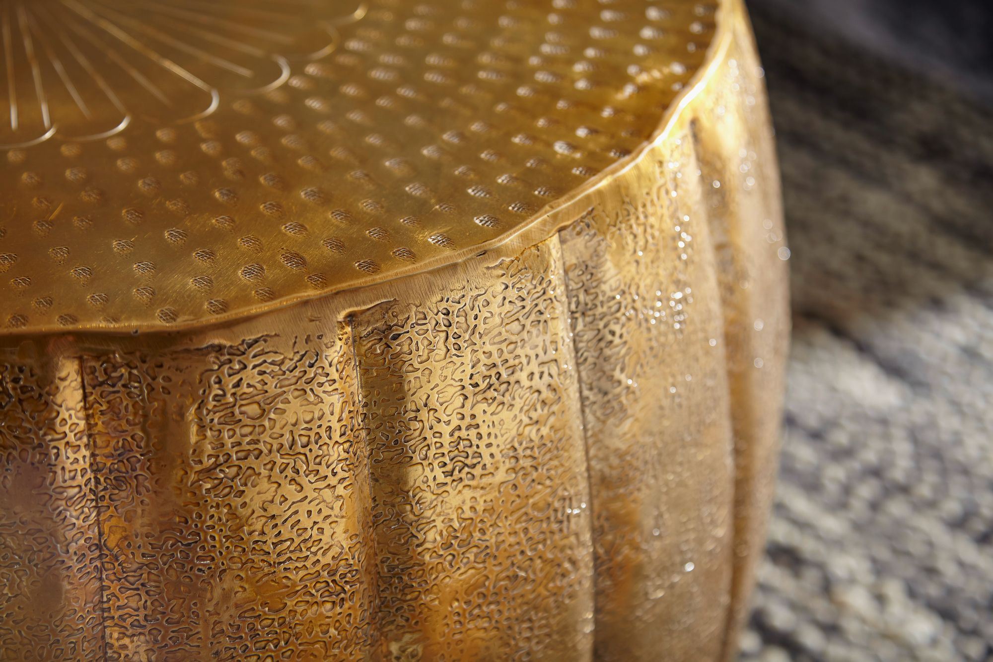 FineBuy Design Couchtisch rund 60 cm aus Metall - Handgefertigter Aluminium Wohnzimmertisch Hammerschlag - Orientalischer flacher Alu Sofatisch | Farbe: Gold