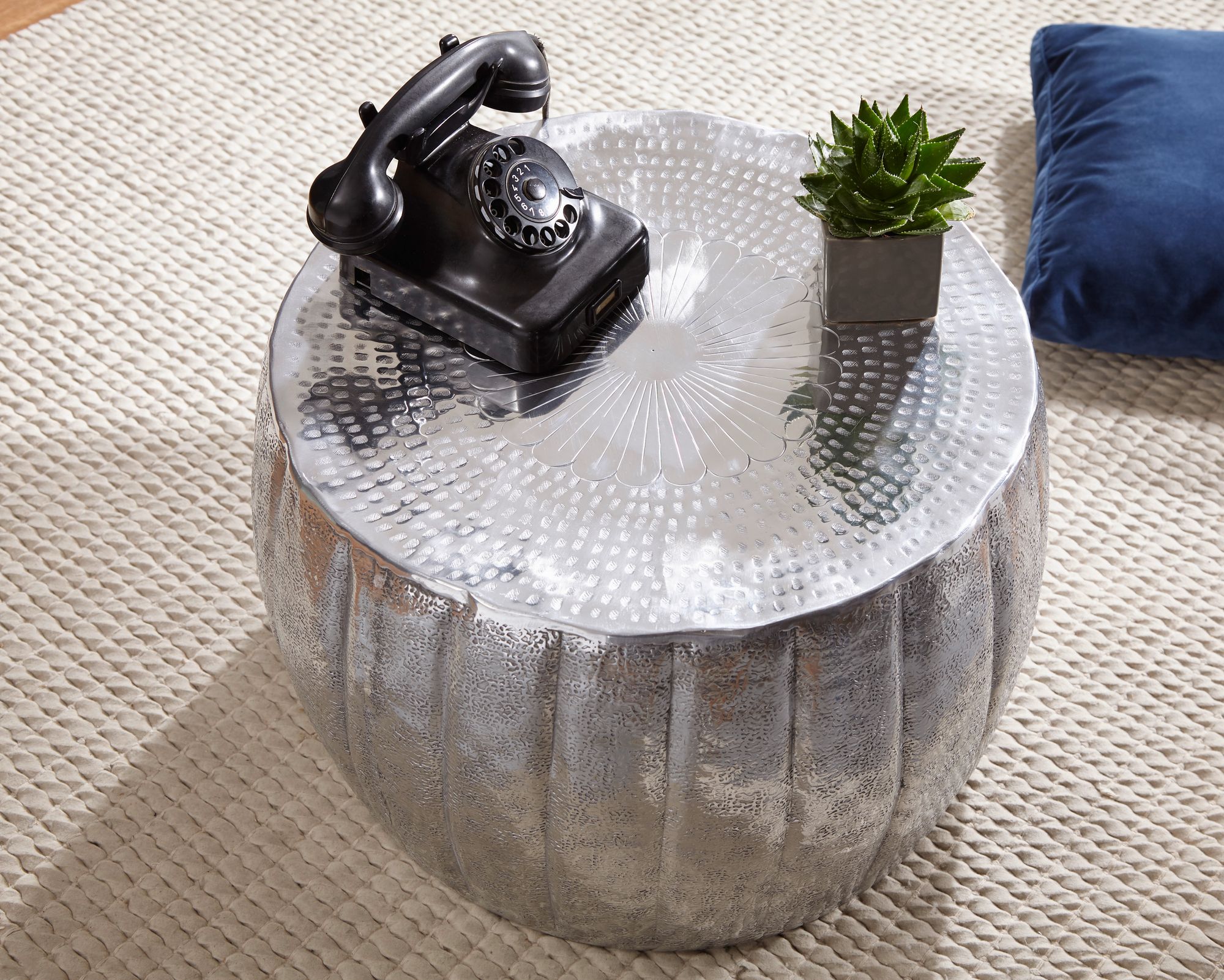 FineBuy Design Couchtisch rund 60 cm aus Metall - Handgefertigter Aluminium Wohnzimmertisch Hammerschlag - Orientalischer flacher Alu Sofatisch | Farbe: Gold