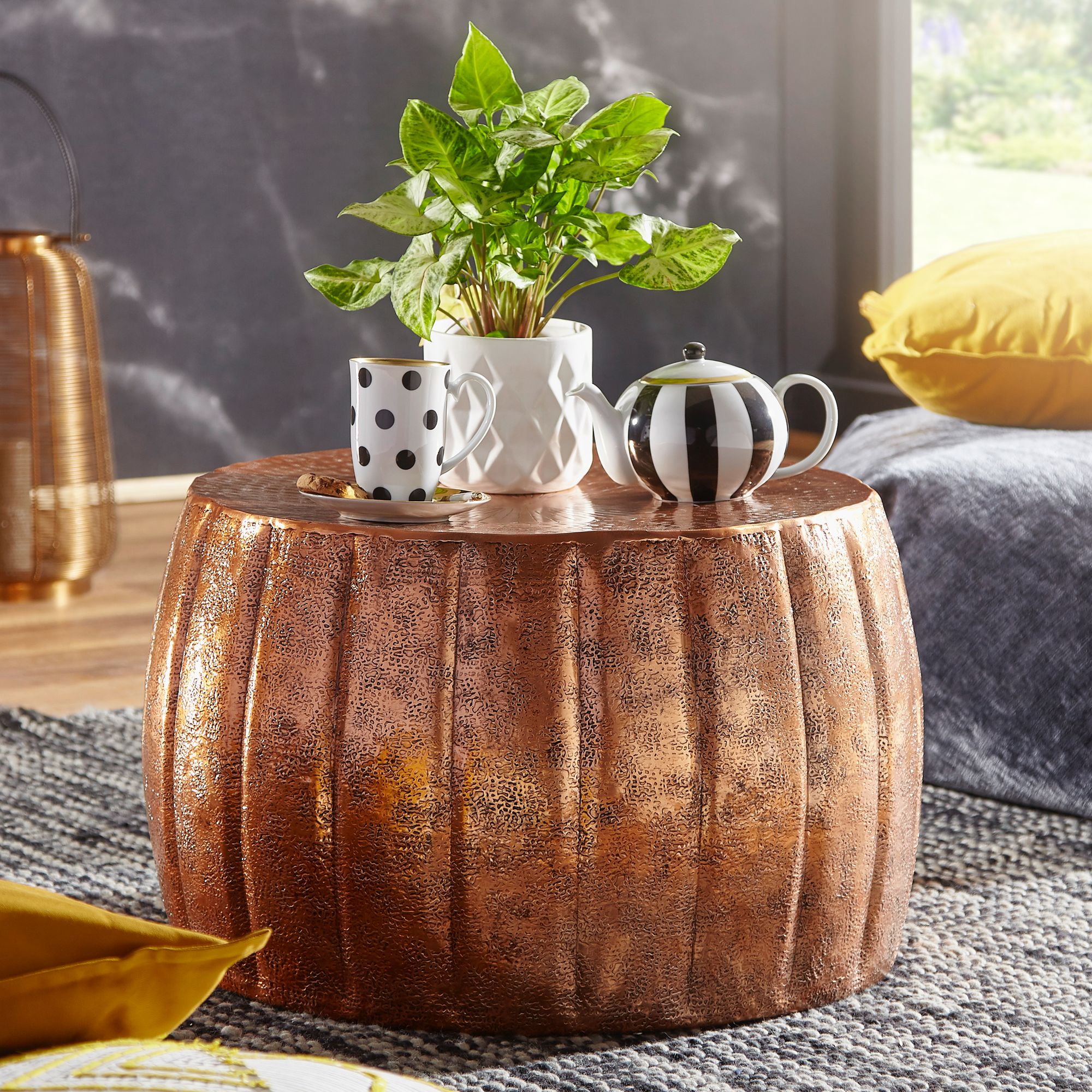 FineBuy Design Couchtisch rund 60 cm aus Metall - Handgefertigter Aluminium Wohnzimmertisch Hammerschlag - Orientalischer flacher Alu Sofatisch | Farbe: Gold