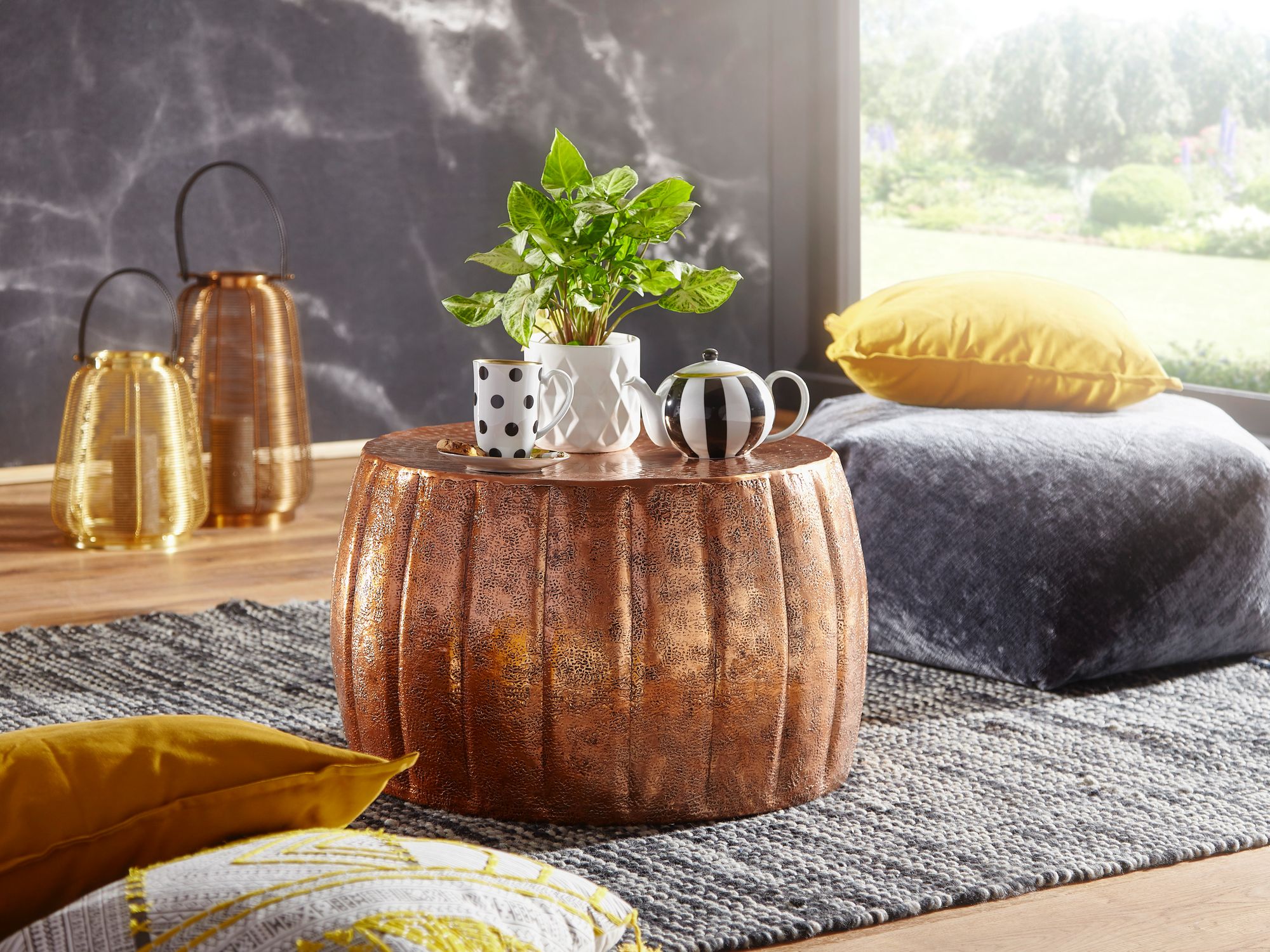 FineBuy Design Couchtisch rund 60 cm aus Metall - Handgefertigter Aluminium Wohnzimmertisch Hammerschlag - Orientalischer flacher Alu Sofatisch | Farbe: Gold