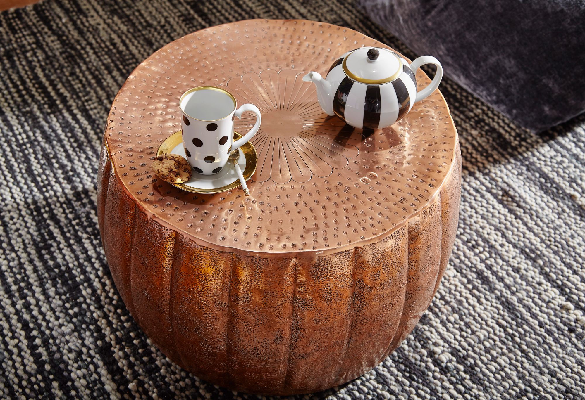 FineBuy Design Couchtisch rund 60 cm aus Metall - Handgefertigter Aluminium Wohnzimmertisch Hammerschlag - Orientalischer flacher Alu Sofatisch | Farbe: Gold