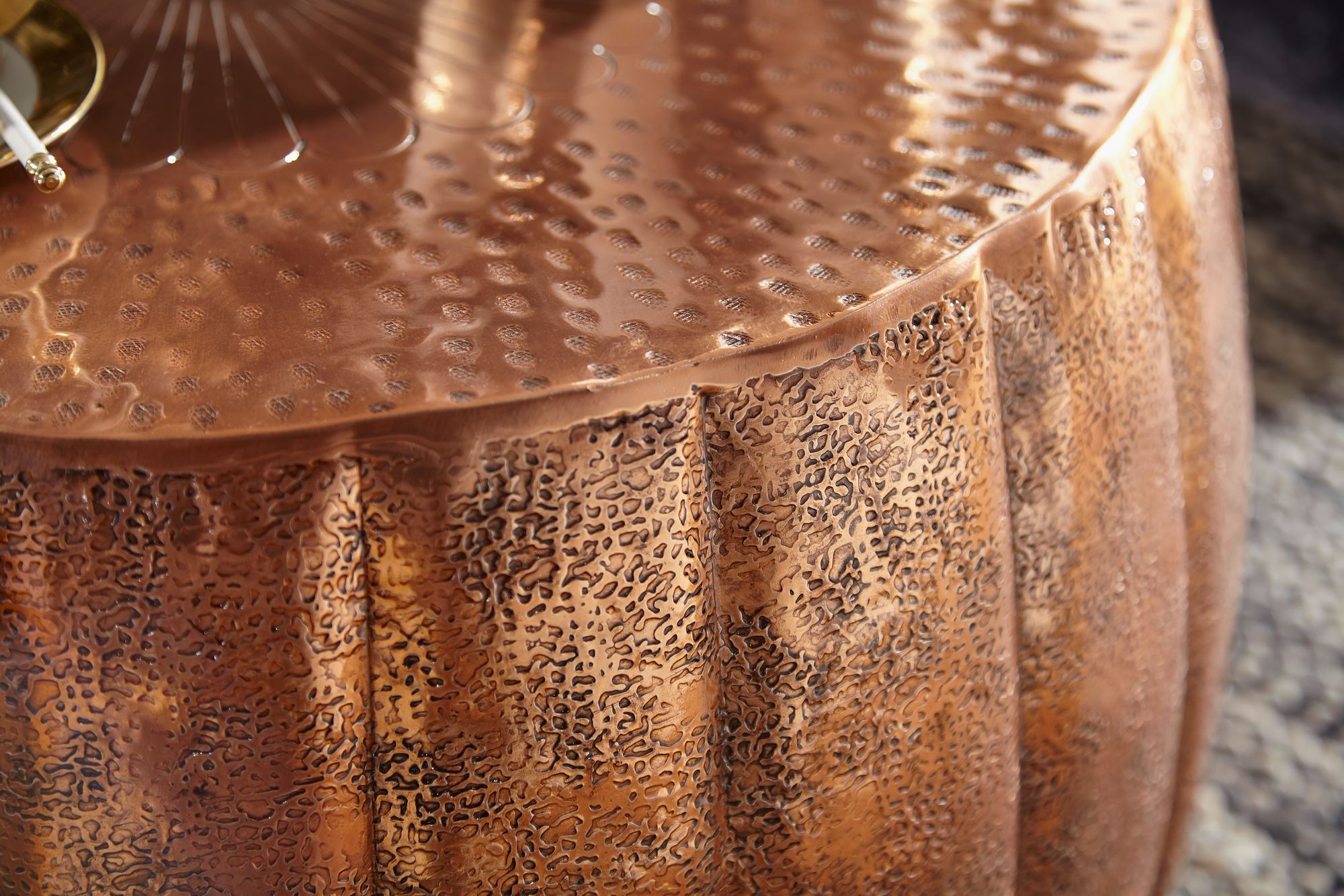 FineBuy Design Couchtisch rund 60 cm aus Metall - Handgefertigter Aluminium Wohnzimmertisch Hammerschlag - Orientalischer flacher Alu Sofatisch | Farbe: Gold