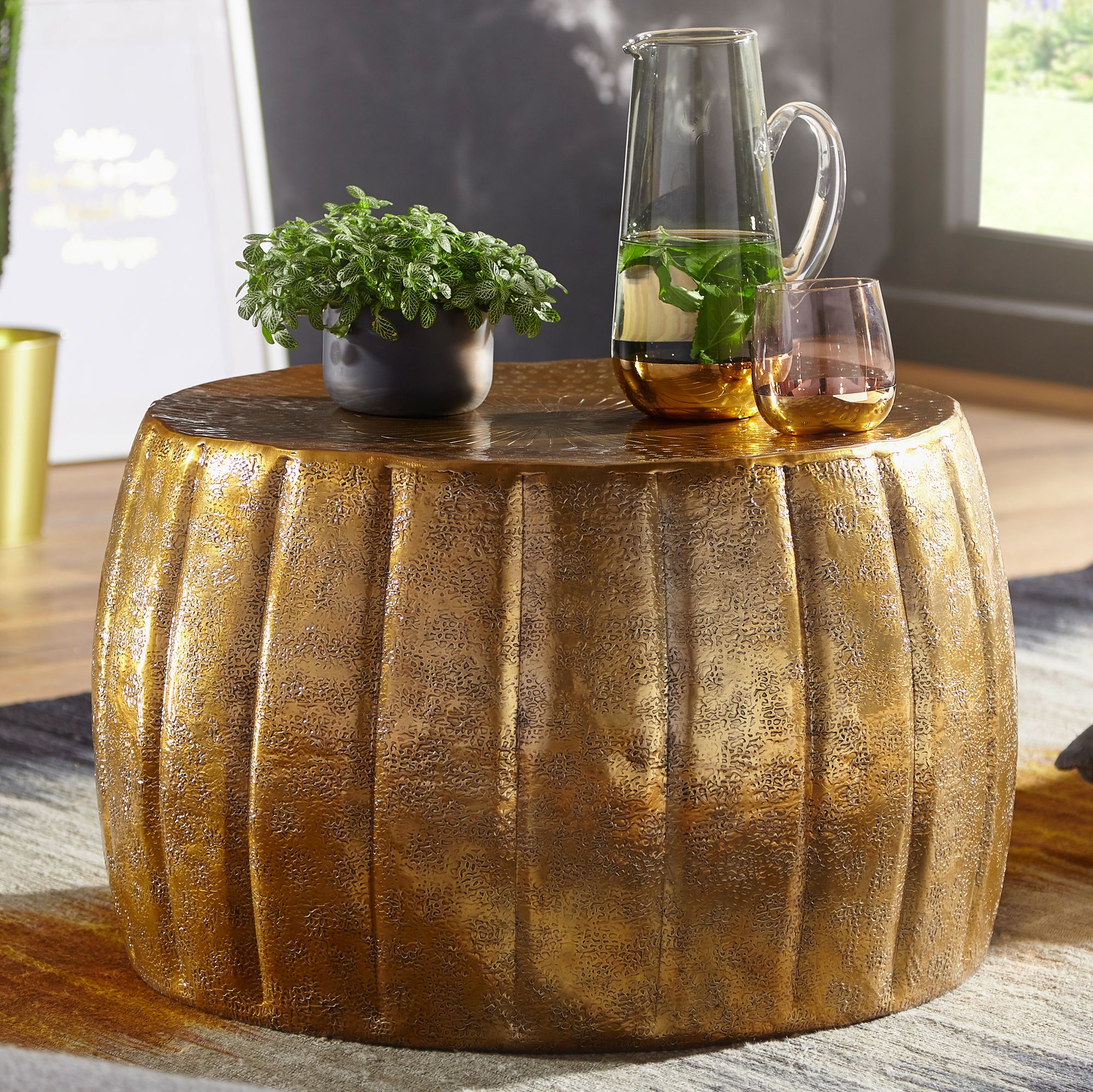 FineBuy Design Couchtisch rund 60 cm aus Metall - Handgefertigter Aluminium Wohnzimmertisch Hammerschlag - Orientalischer flacher Alu Sofatisch | Farbe: Gold