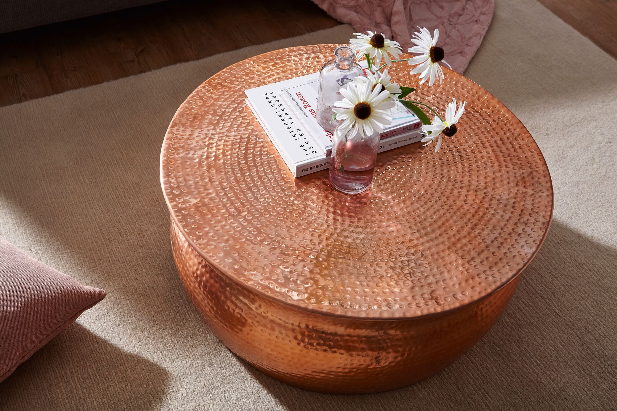 FineBuy Design Couchtisch rund 75 cm aus Metall - Handgefertigter Aluminium Wohnzimmertisch Hammerschlag - Orientalischer flacher Alu Sofatisch | Farbe: Gold