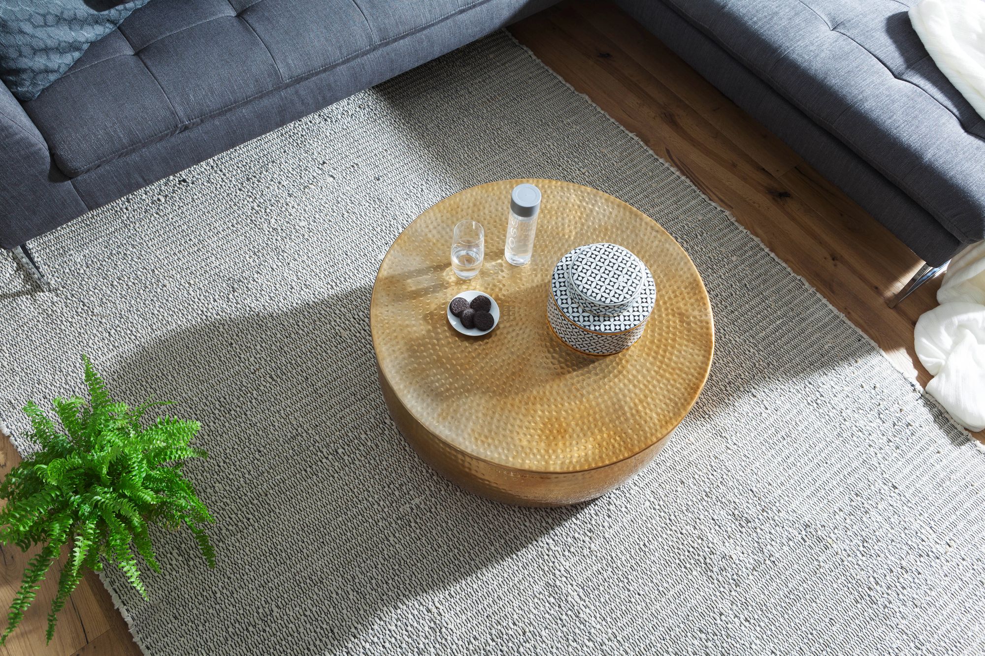 FineBuy Design Couchtisch rund 75 cm aus Metall - Handgefertigter Aluminium Wohnzimmertisch Hammerschlag - Orientalischer flacher Alu Sofatisch | Farbe: Gold