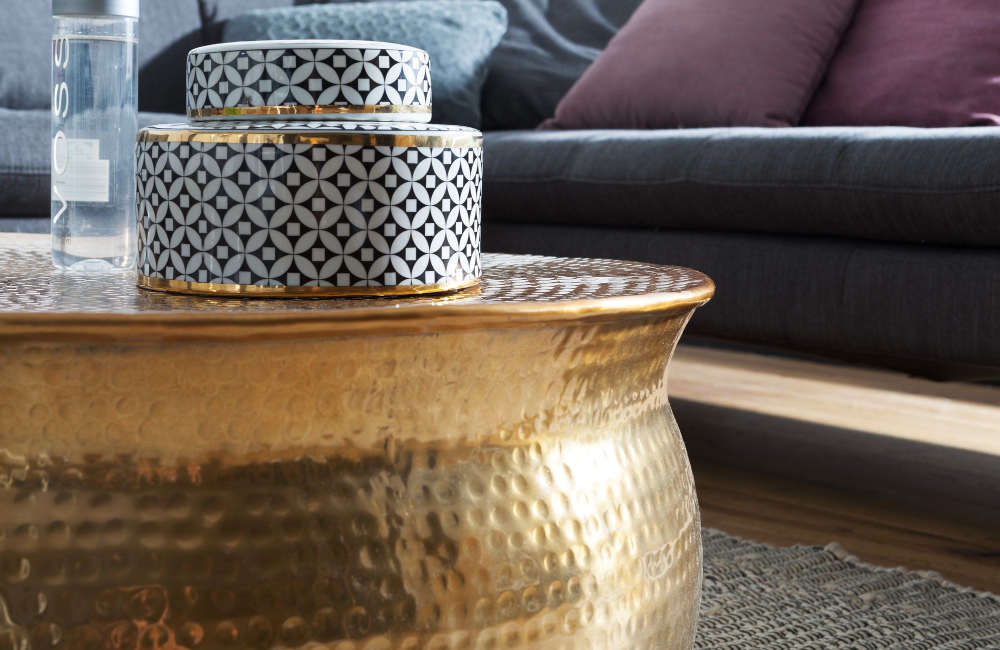 FineBuy Design Couchtisch rund 75 cm aus Metall - Handgefertigter Aluminium Wohnzimmertisch Hammerschlag - Orientalischer flacher Alu Sofatisch | Farbe: Gold