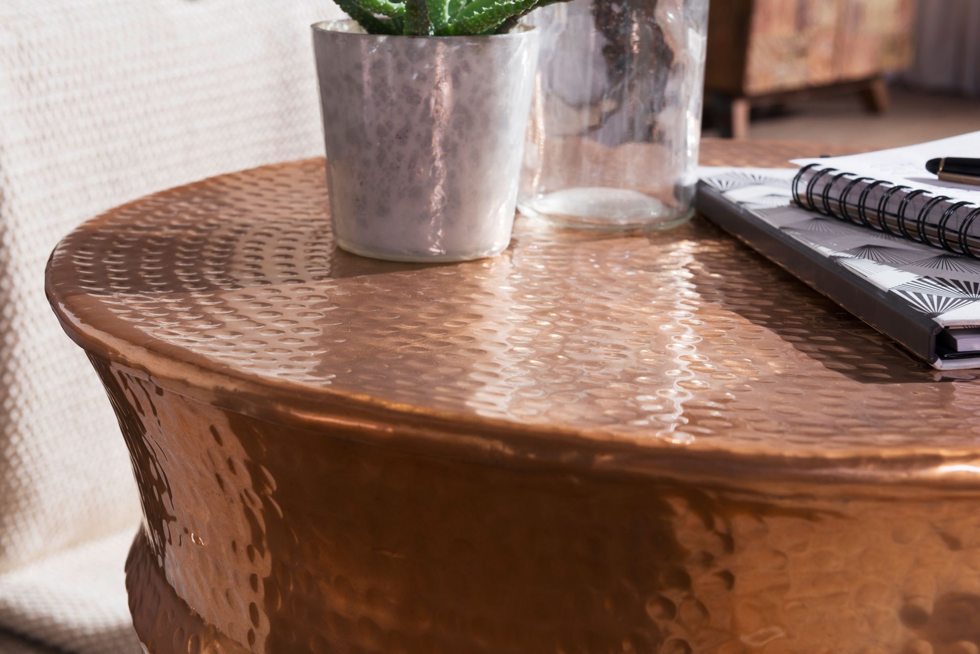 FineBuy Design Couchtisch rund 60 cm aus Metall - Handgefertigter Aluminium Wohnzimmertisch mit Hammerschlag - Orientalischer runder Alu Sofatisch | Farbe: Silber