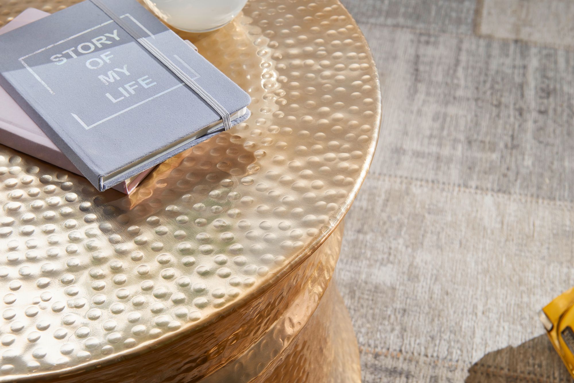 FineBuy Design Couchtisch rund 60 cm aus Metall - Handgefertigter Aluminium Wohnzimmertisch mit Hammerschlag - Orientalischer runder Alu Sofatisch | Farbe: Silber