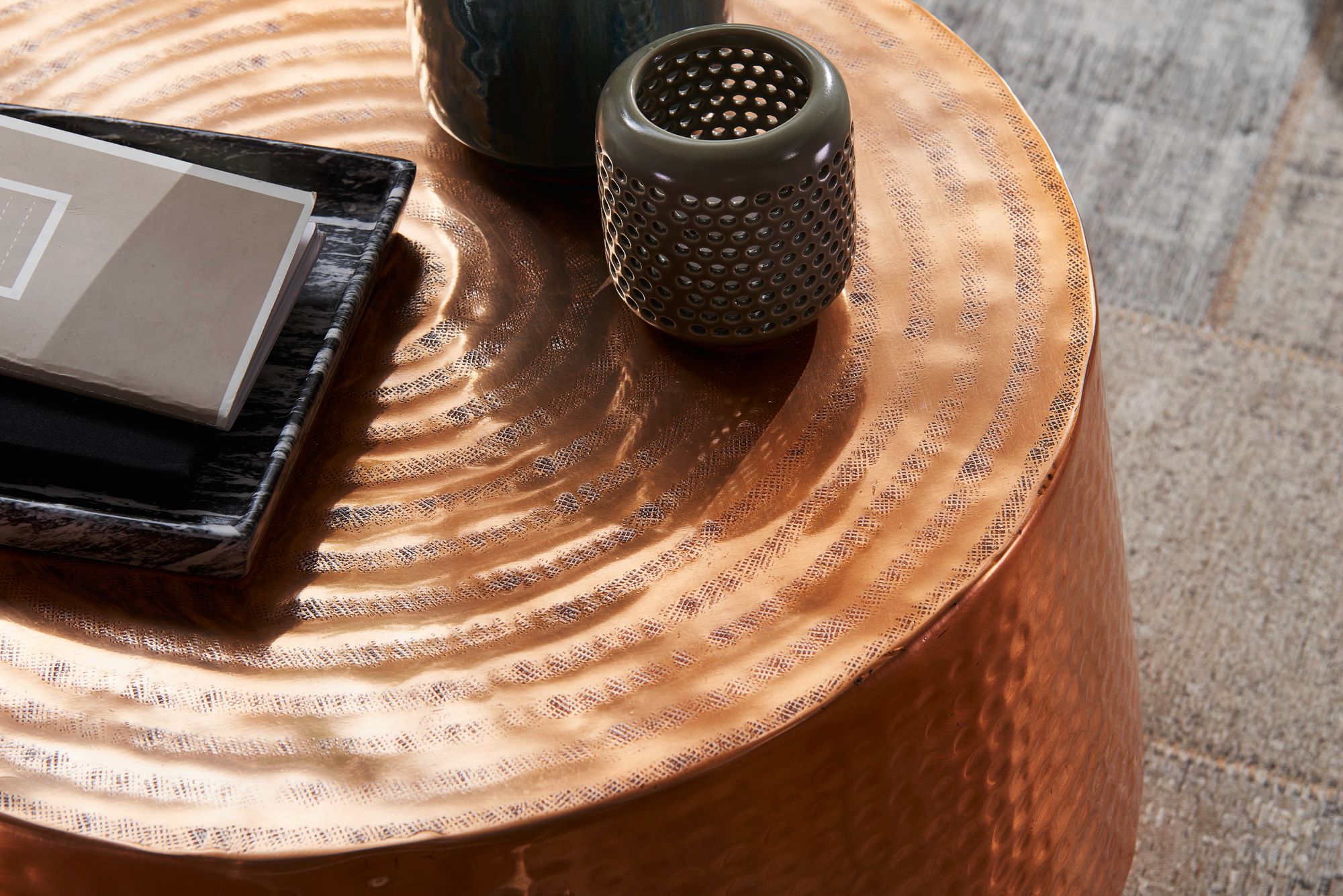 FineBuy Design Couchtisch rund 60 cm aus Metall - Handgefertigter Aluminium Wohnzimmertisch Hammerschlag - Orientalischer Alu Beistelltisch | Farbe: Gold