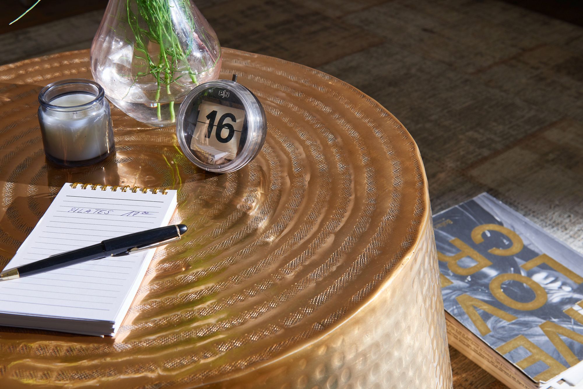 FineBuy Design Couchtisch rund 60 cm aus Metall - Handgefertigter Aluminium Wohnzimmertisch Hammerschlag - Orientalischer Alu Beistelltisch | Farbe: Gold