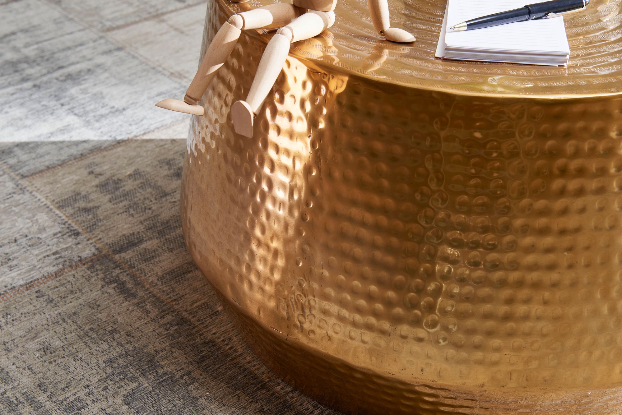 FineBuy Design Couchtisch rund 60 cm aus Metall - Handgefertigter Aluminium Wohnzimmertisch Hammerschlag - Orientalischer Alu Beistelltisch | Farbe: Gold