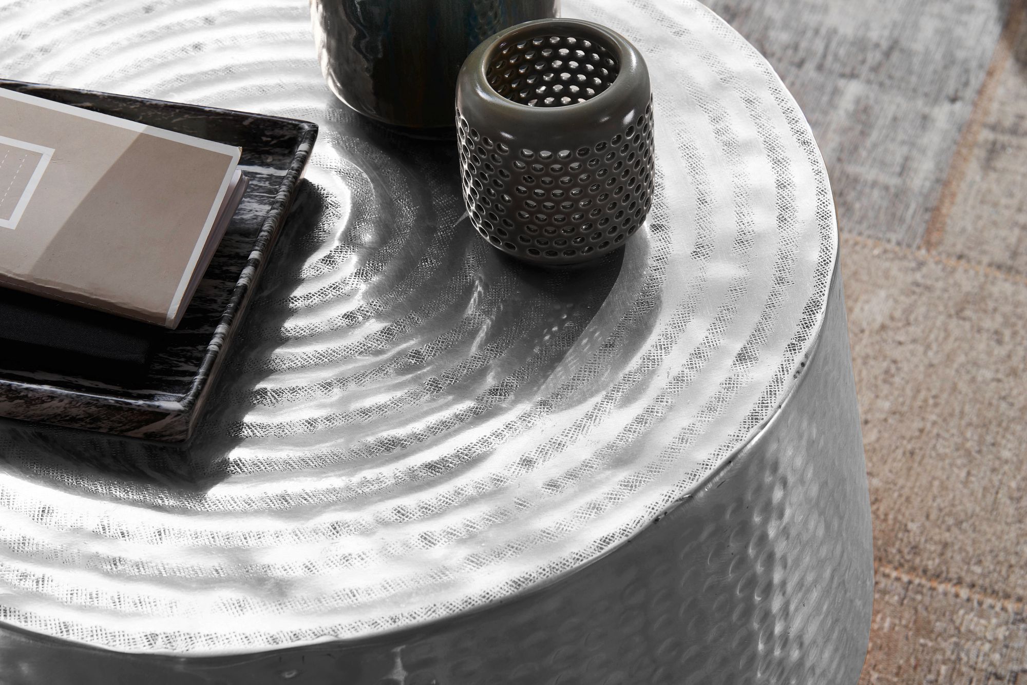 FineBuy Design Couchtisch rund 60 cm aus Metall - Handgefertigter Aluminium Wohnzimmertisch Hammerschlag - Orientalischer Alu Beistelltisch | Farbe: Gold