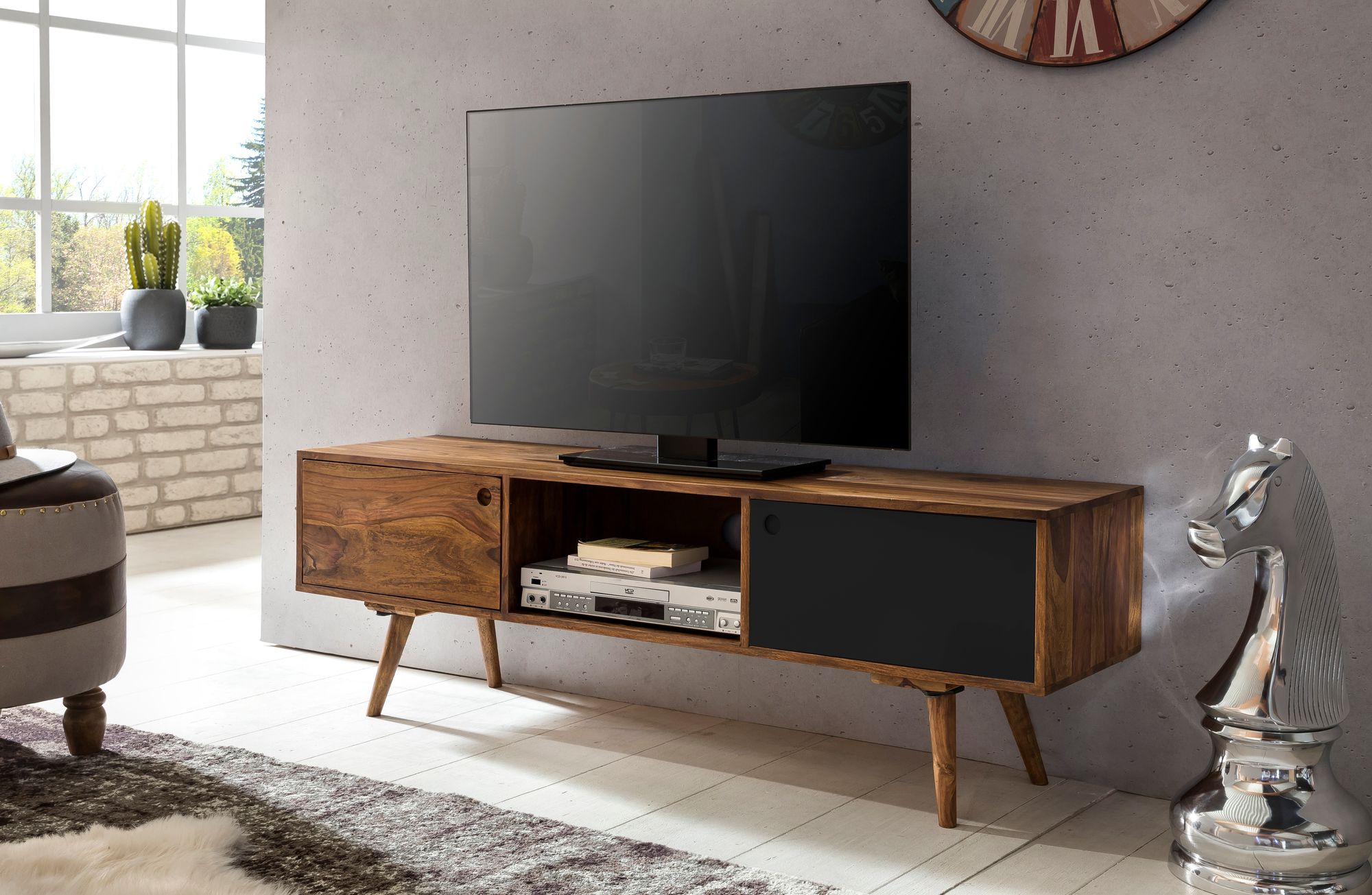 FineBuy TV Lowboard REPA 140 cm Massiv-Holz Sheesham Landhaus 2 Türen & Fach, HiFi Regal 4 Füße, Fernseher Kommode Vintage | Farbe: Schwarz