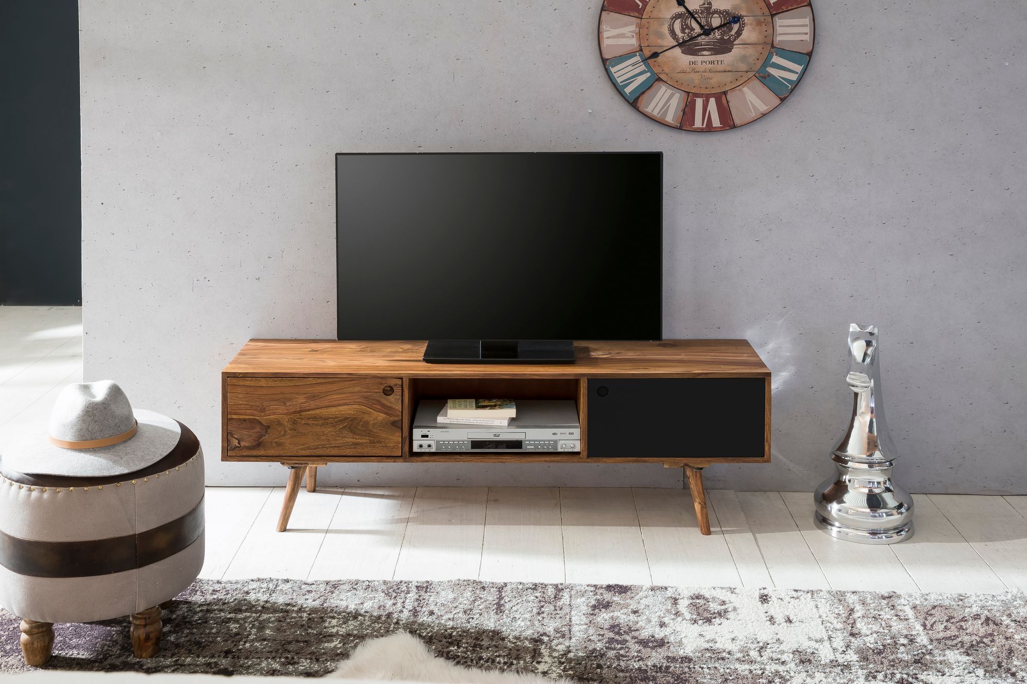 FineBuy TV Lowboard REPA 140 cm Massiv-Holz Sheesham Landhaus 2 Türen & Fach, HiFi Regal 4 Füße, Fernseher Kommode Vintage | Farbe: Schwarz