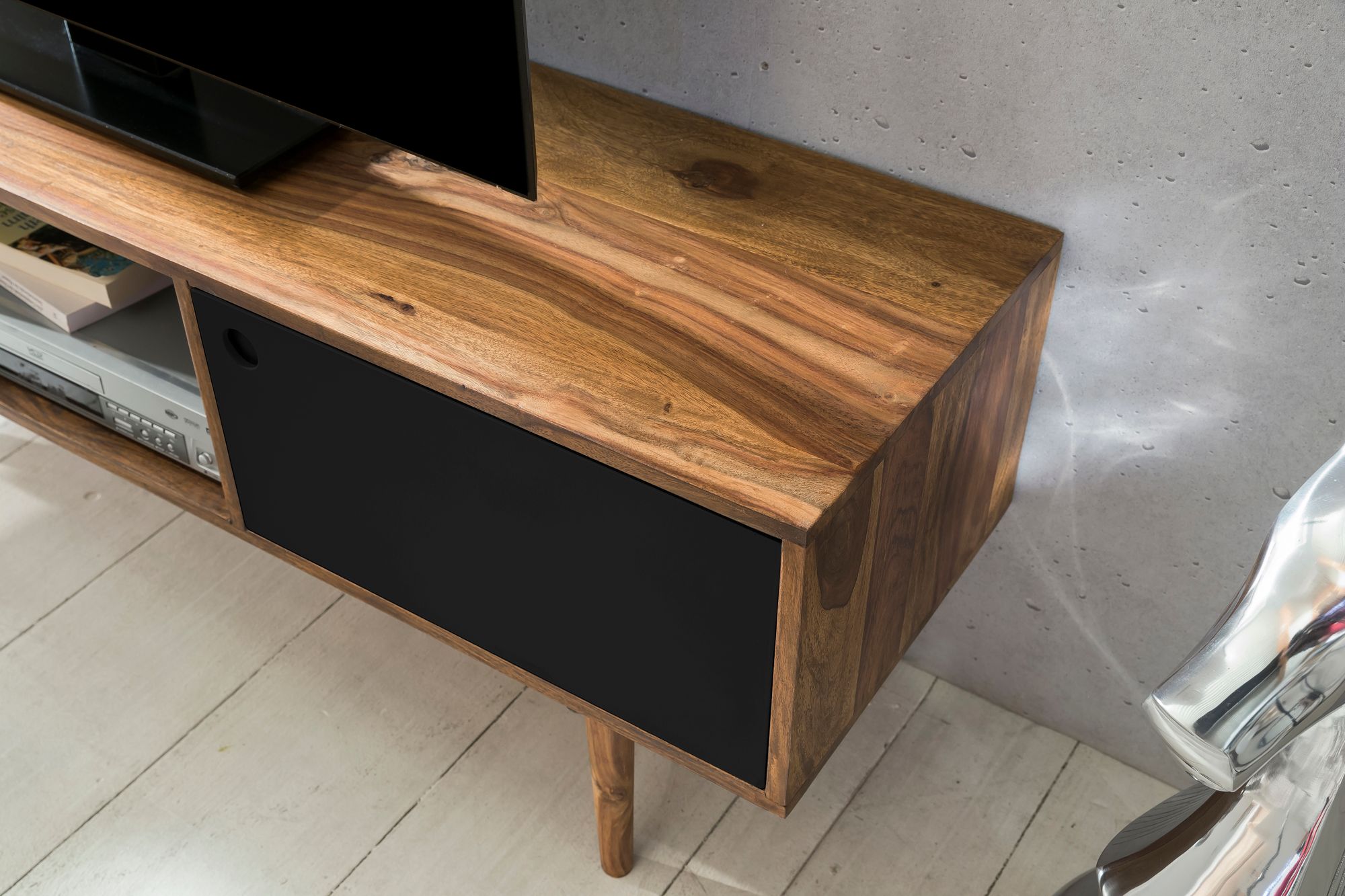 FineBuy TV Lowboard REPA 140 cm Massiv-Holz Sheesham Landhaus 2 Türen & Fach, HiFi Regal 4 Füße, Fernseher Kommode Vintage | Farbe: Schwarz