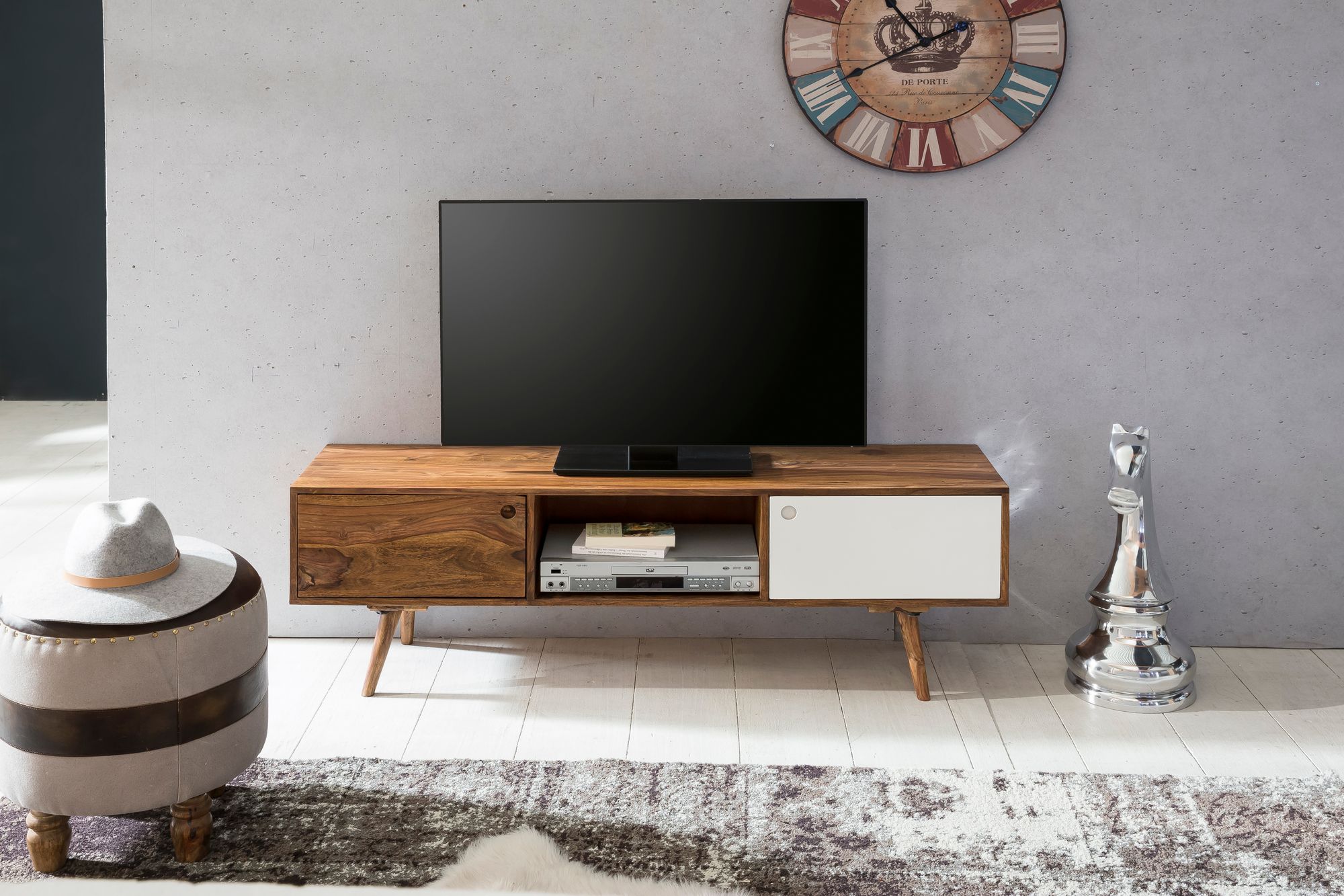FineBuy TV Lowboard REPA 140 cm Massiv-Holz Sheesham Landhaus 2 Türen & Fach, HiFi Regal 4 Füße, Fernseher Kommode Vintage | Farbe: Schwarz