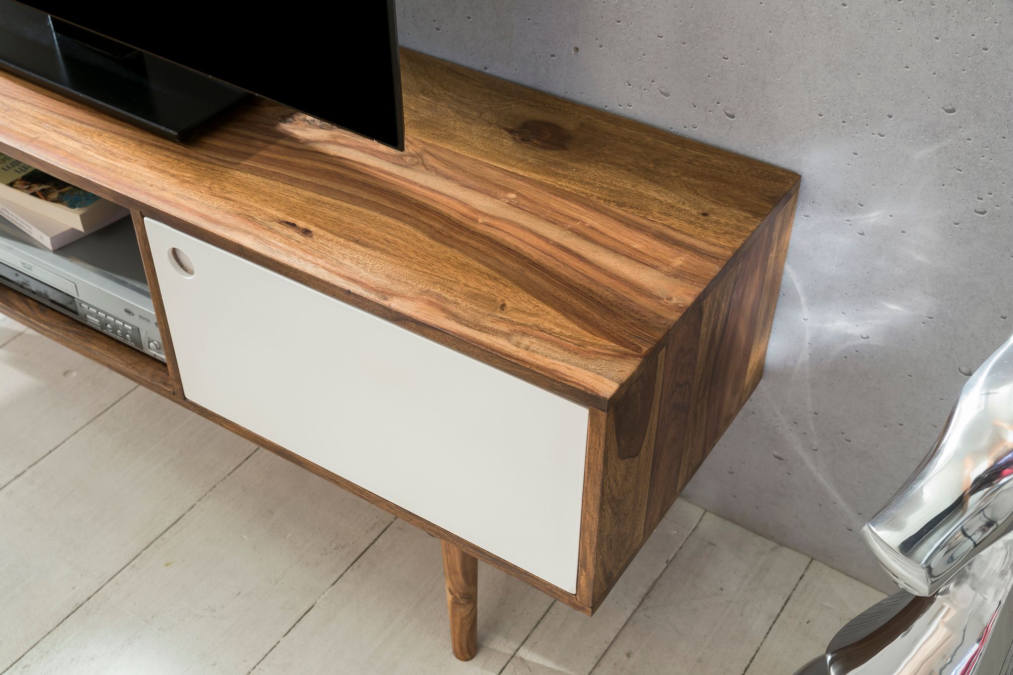 FineBuy TV Lowboard REPA 140 cm Massiv-Holz Sheesham Landhaus 2 Türen & Fach, HiFi Regal 4 Füße, Fernseher Kommode Vintage | Farbe: Schwarz