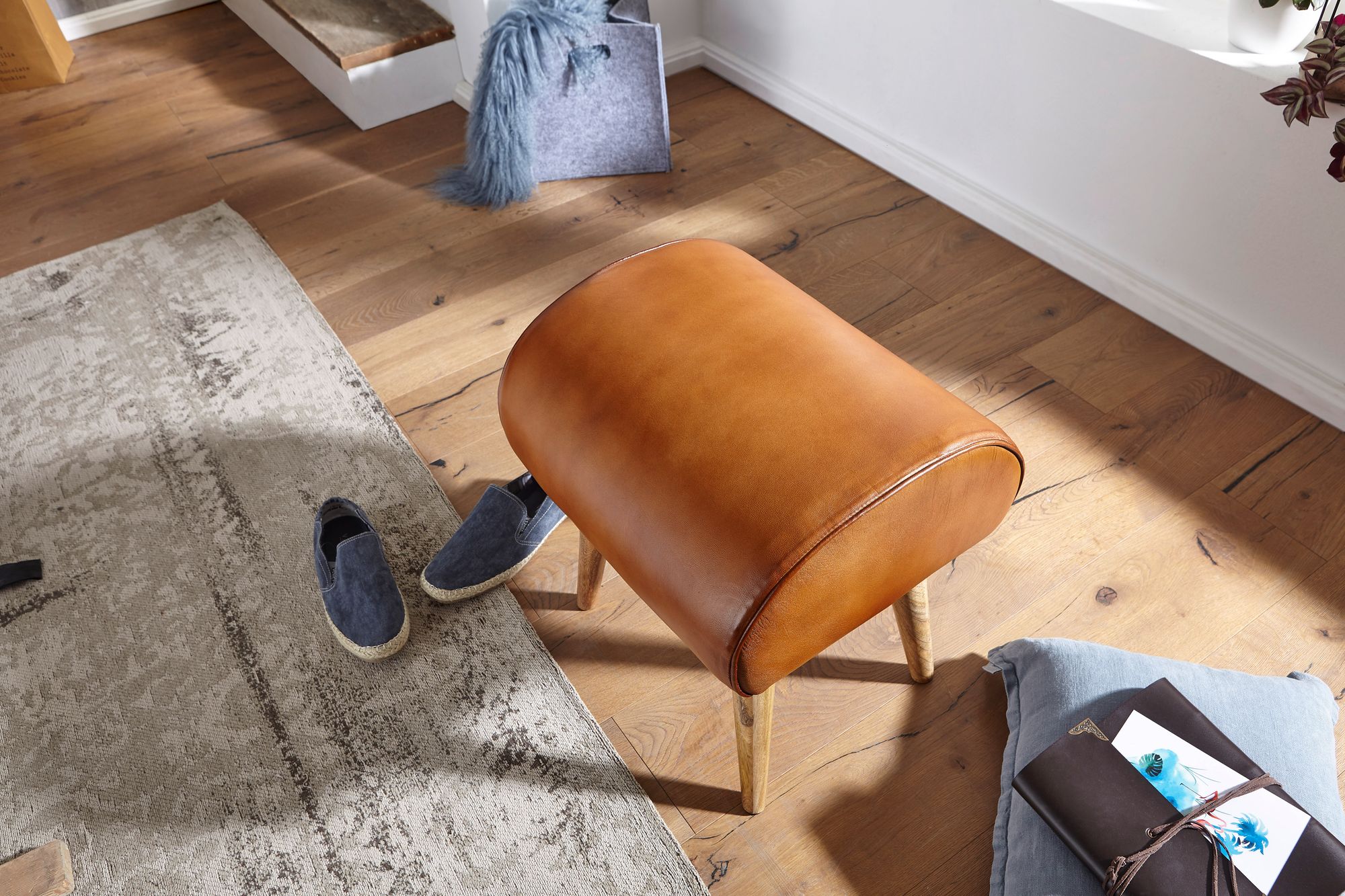 FineBuy Sitzhocker Echtleder / Massivholz 45 x 53 x 40 cm Moderner Lederhocker, Kleiner Holzhocker Gepolstert, Turnbock Hocker mit Leder-Bezug | Farbe: Braun