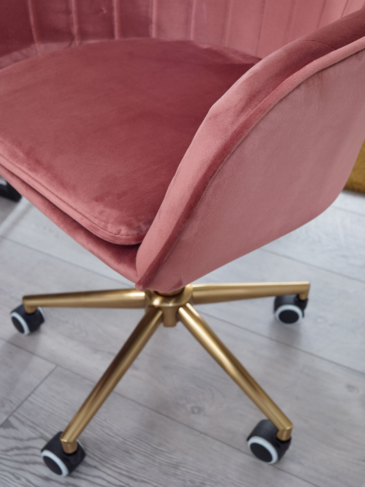 FineBuy Design Schreibtischstuhl mit Rollen - Samt Bezug gepolstert | Bürostuhl höhenverstellbar & drehbar | Sessel Drehstuhl | Farbe: Rosa