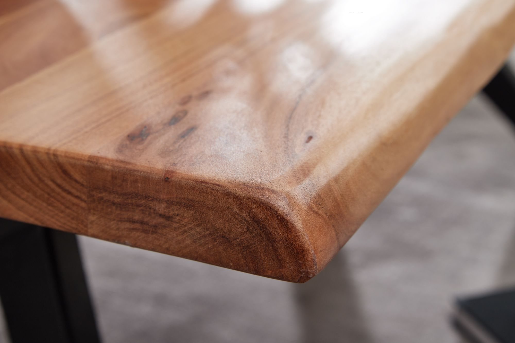 FineBuy Couchtisch Akazie Massivholz 115 cm rechteckig · Wohnzimmertisch mit Baumkante und schwarzem V-Gestell aus Metall · Handgefertigter Massivholztisch im modernen Industrial Design | Farbe: Braun FineBuy Couchtisch Akazie Massivholz 115 cm rechteckig · Wohnzimmertisch mit Baumkante und schwarzem V-Gestell aus Metall · Handgefertigter Massivholztisch im modernen Industrial Design | Farbe: Braun