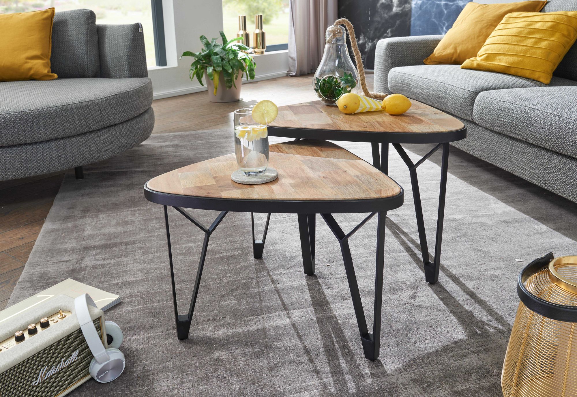 FineBuy Design Couchtisch 2er Set Mango / Akazie Massivholz Satztisch Dreieckig, Wohnzimmertisch Braun mit Metallbeine, Tischset 2-teilig Satztisch Holz / Metall Schwarz | Farbe: Braun