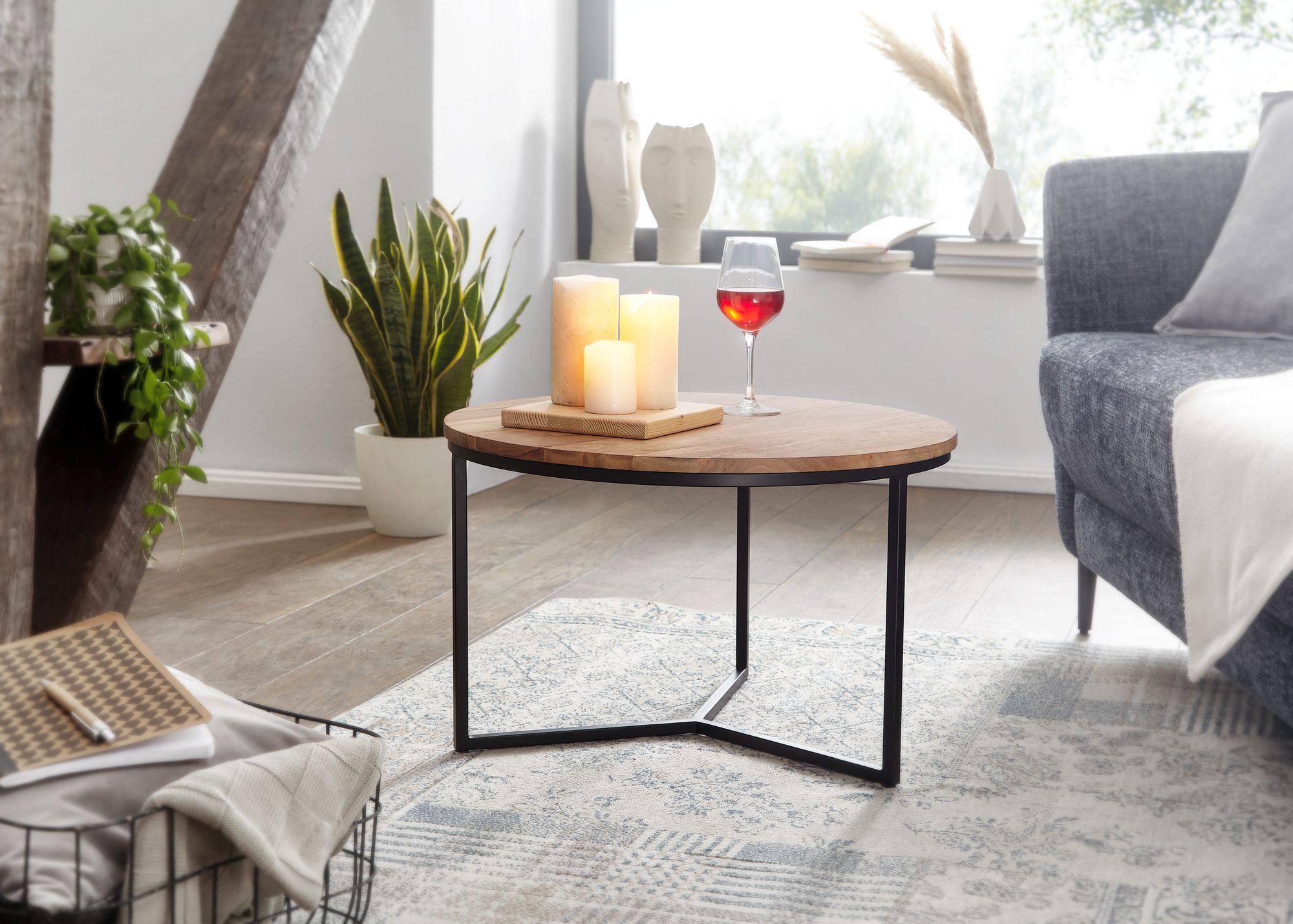 FineBuy Couchtisch Akazie Massivholz rund 60 cm · Kleiner Moderner Design Wohnzimmertisch mit Metallgestell · Handgefertigt Industrial Design | Farbe: Braun FineBuy Couchtisch Akazie Massivholz rund 60 cm · Kleiner Moderner Design Wohnzimmertisch mit Metallgestell · Handgefertigt Industrial Design | Farbe: Braun