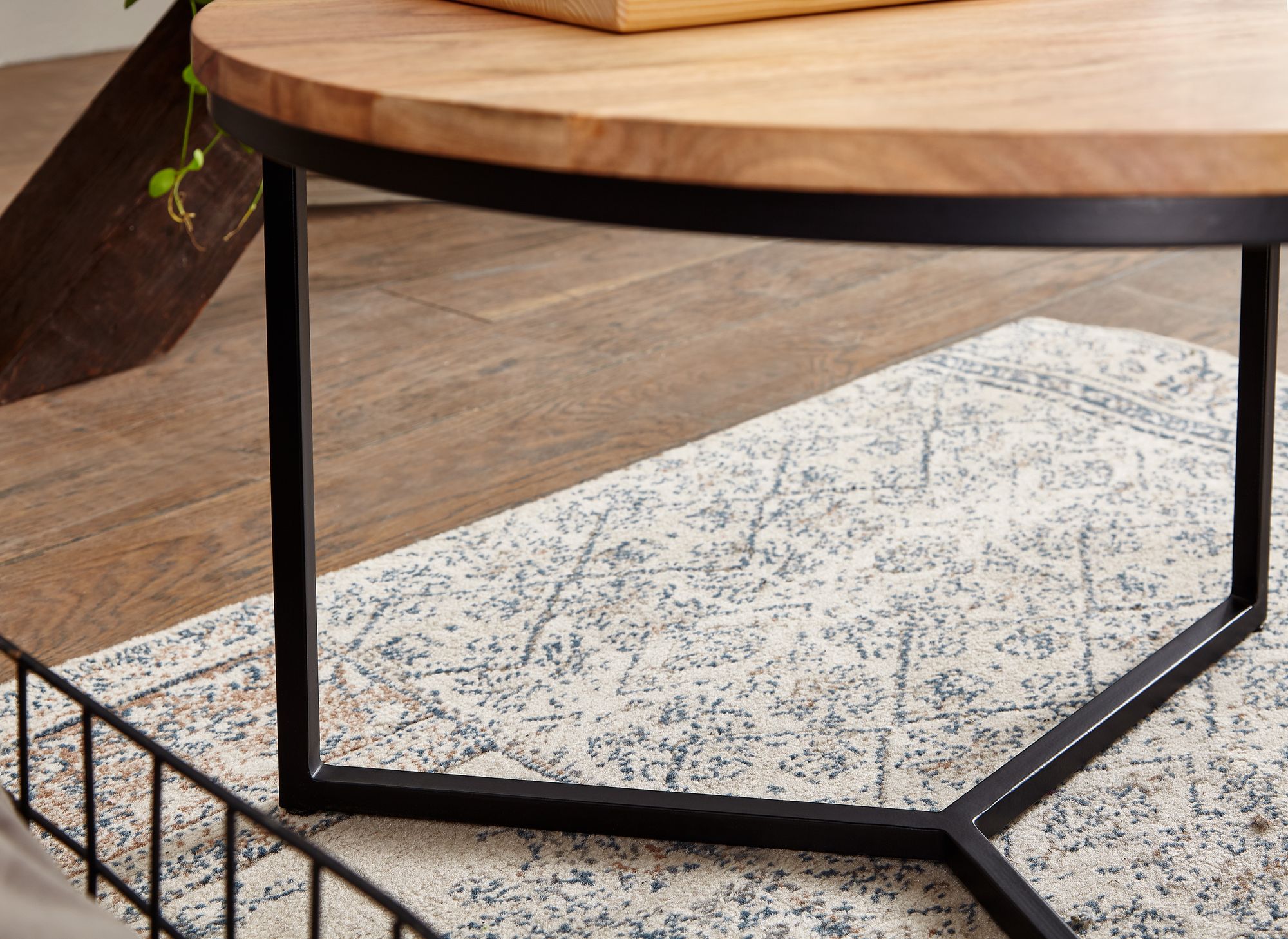 FineBuy Couchtisch Akazie Massivholz rund 60 cm · Kleiner Moderner Design Wohnzimmertisch mit Metallgestell · Handgefertigt Industrial Design | Farbe: Braun FineBuy Couchtisch Akazie Massivholz rund 60 cm · Kleiner Moderner Design Wohnzimmertisch mit Metallgestell · Handgefertigt Industrial Design | Farbe: Braun