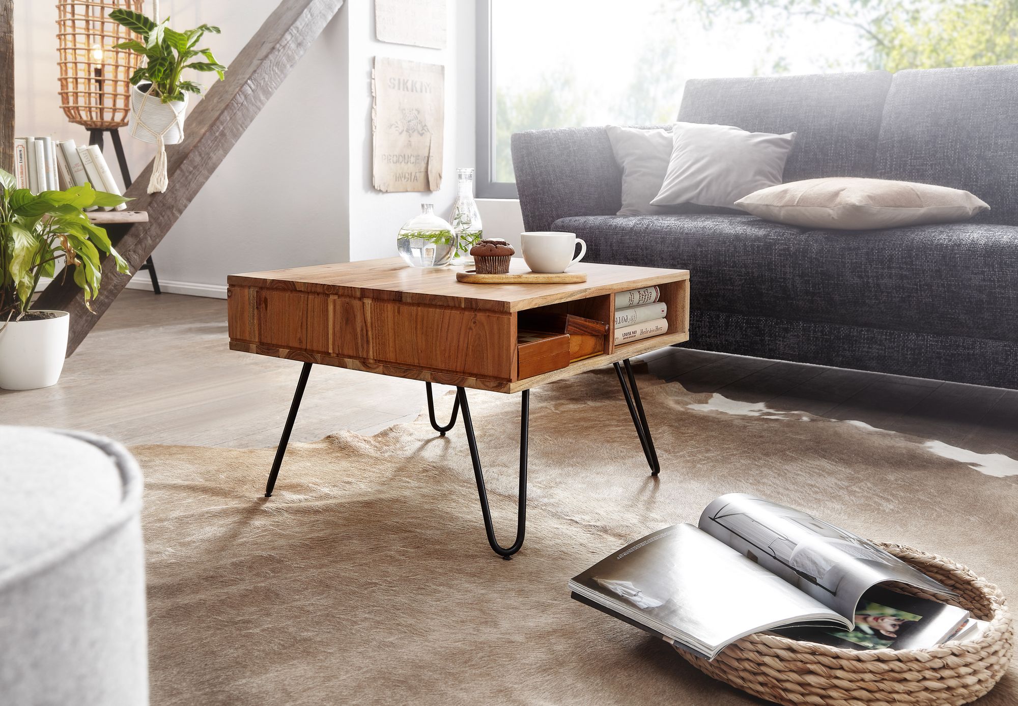 FineBuy Couchtisch quadratisch 60x60 cm Akazie Massivholz · Wohnzimmertisch mit Metall Hairpin Beinen & 2 Ablagen Stauraum · Industrial Design · Handgefertigt | Farbe: Braun