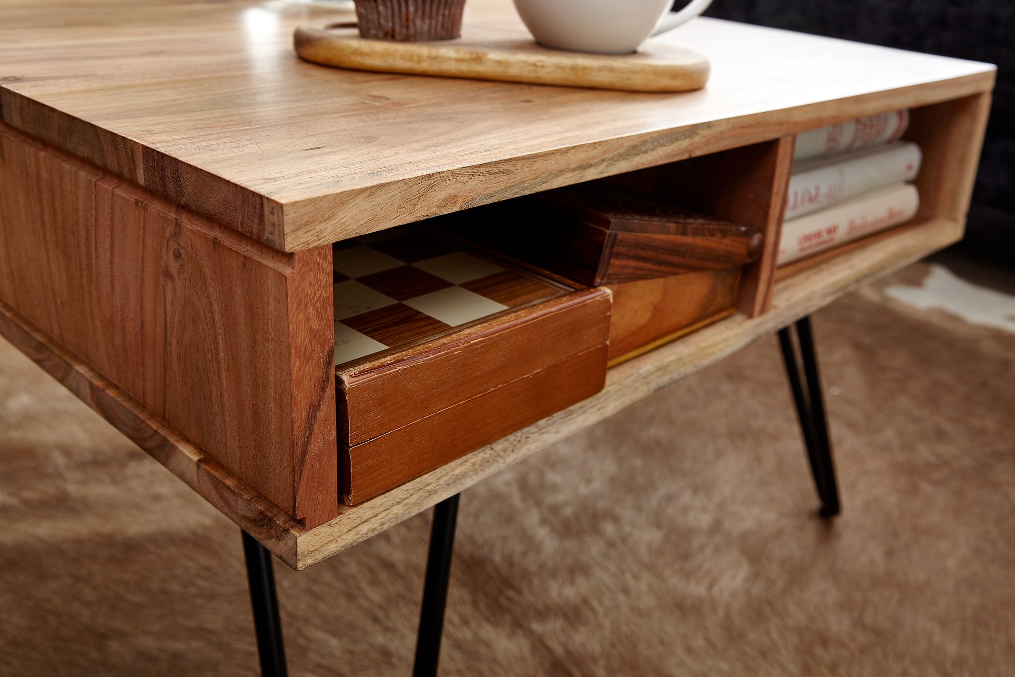 FineBuy Couchtisch quadratisch 60x60 cm Akazie Massivholz · Wohnzimmertisch mit Metall Hairpin Beinen & 2 Ablagen Stauraum · Industrial Design · Handgefertigt | Farbe: Braun