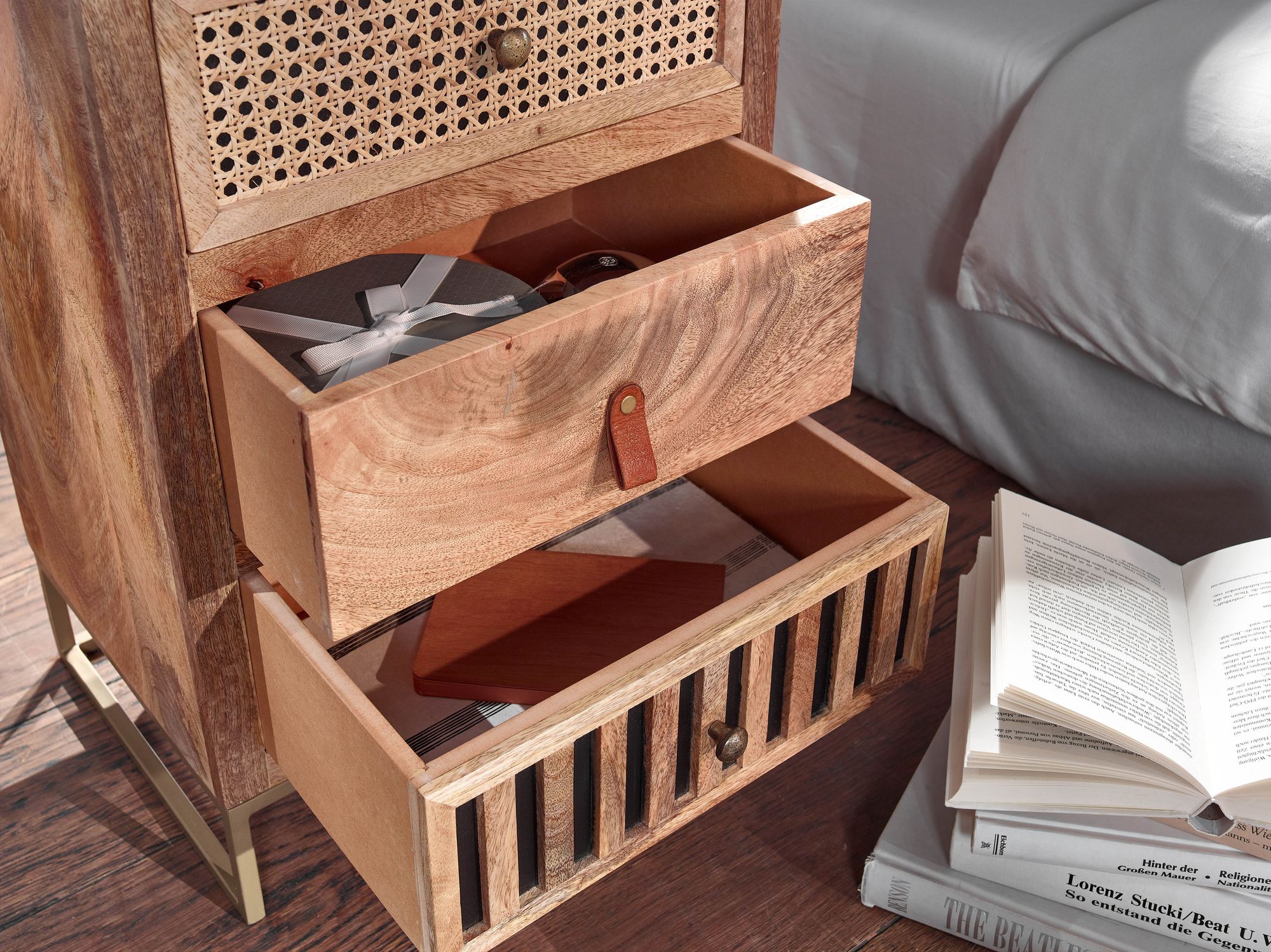 FineBuy Nachttisch Mango Massivholz / Metall 40x60x30 cm Nachtschrank Boxspringbett, Design Nachtkonsole mit 3 Schubladen, Nachtkommode Wiener Geflecht mit Stauraum | Farbe: Braun FineBuy Nachttisch Mango Massivholz / Metall 40x60x30 cm Nachtschrank Boxspringbett, Design Nachtkonsole mit 3 Schubladen, Nachtkommode Wiener Geflecht mit Stauraum | Farbe: Braun