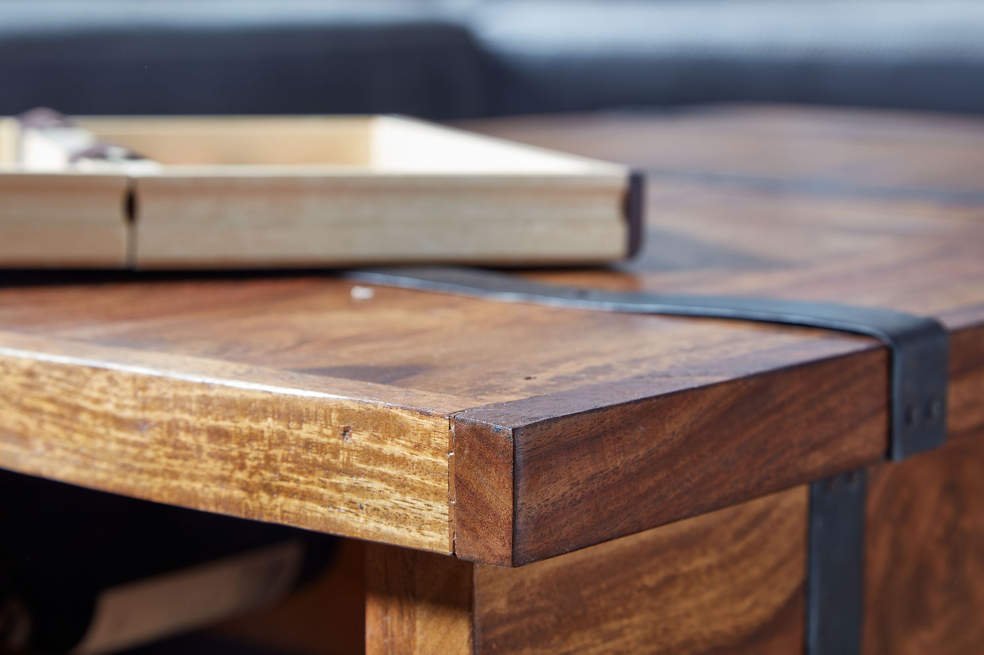 FineBuy Couchtisch 100x60x40 cm Sheesham Massivholz Truhentisch mit Weinregal, Design Wohnzimmertisch mit Stauraum, Sofatisch Stubentisch Modern, Holztisch Wohnzimmer | Farbe: Braun FineBuy Couchtisch 100x60x40 cm Sheesham Massivholz Truhentisch mit Weinregal, Design Wohnzimmertisch mit Stauraum, Sofatisch Stubentisch Modern, Holztisch Wohnzimmer | Farbe: Braun