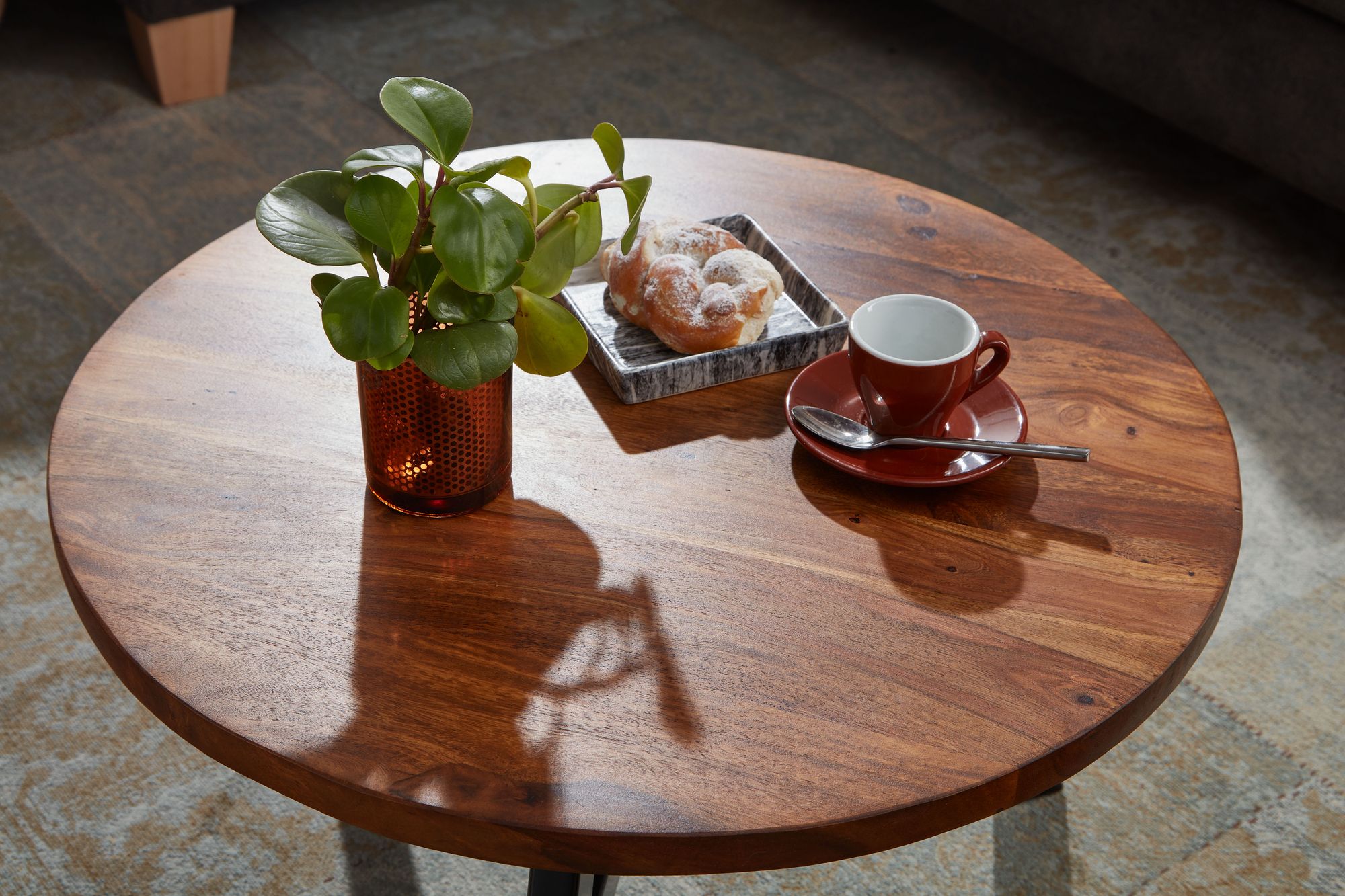 FineBuy Couchtisch Sheesham Massivholz rund Ø 60 cm | Wohnzimmertisch im Industrial Design mit stabilem Metallgestell | Handgefertigter Echtholz Tisch modern & edel | Farbe: Braun