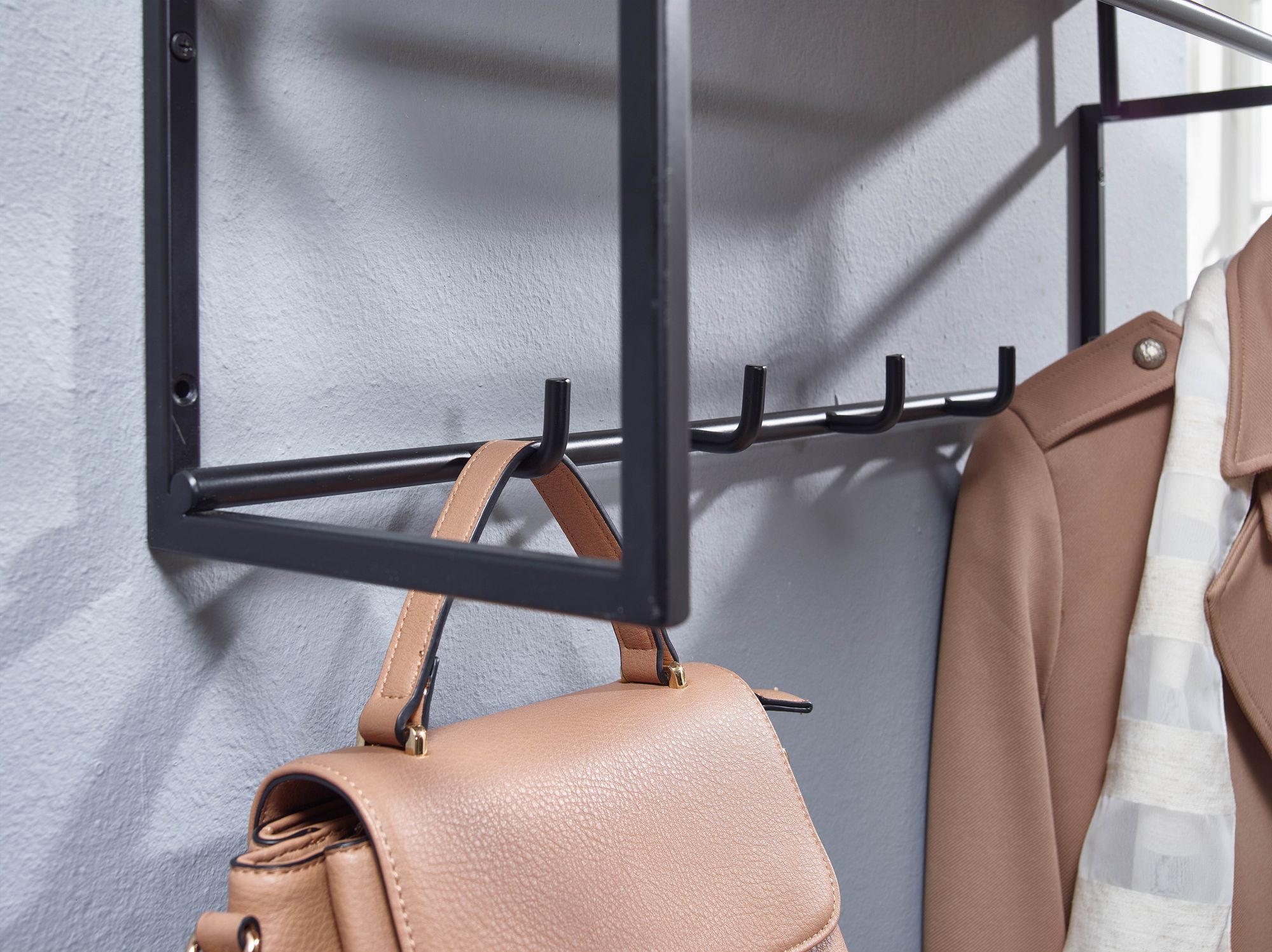 FineBuy Wandgarderobe Mango Massivholz 70 cm mit Ablage - Industrial Garderobenpaneel mit Hutablage - Wand Garderobenleiste Hakenleiste - 5 Metall Kleiderhaken & Kleiderstange | Farbe: Braun