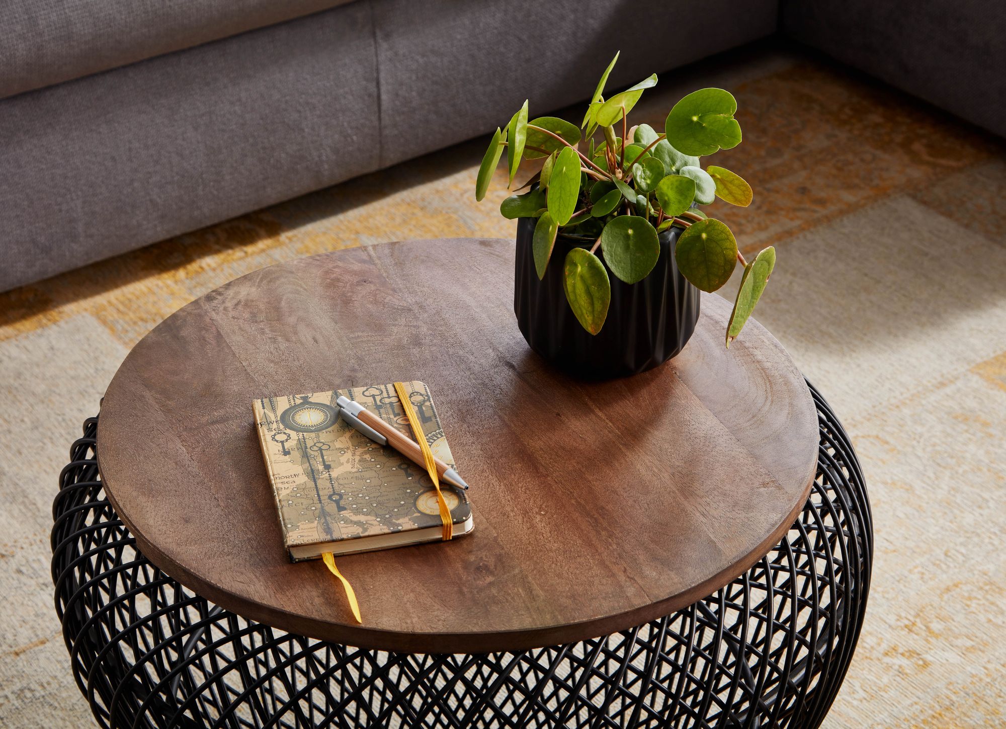 FineBuy Couchtisch Mango Massivholz Metall 60x60x45 cm Rund mit Stauraum, Design Wohnzimmertisch Korbtisch Modern, Beistelltisch Sofatisch Wohnzimmer | Farbe: Schwarz