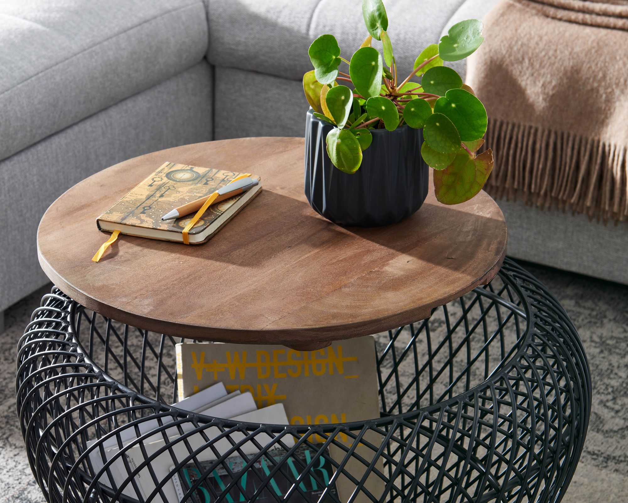 FineBuy Couchtisch Mango Massivholz Metall 60x60x45 cm Rund mit Stauraum, Design Wohnzimmertisch Korbtisch Modern, Beistelltisch Sofatisch Wohnzimmer | Farbe: Schwarz