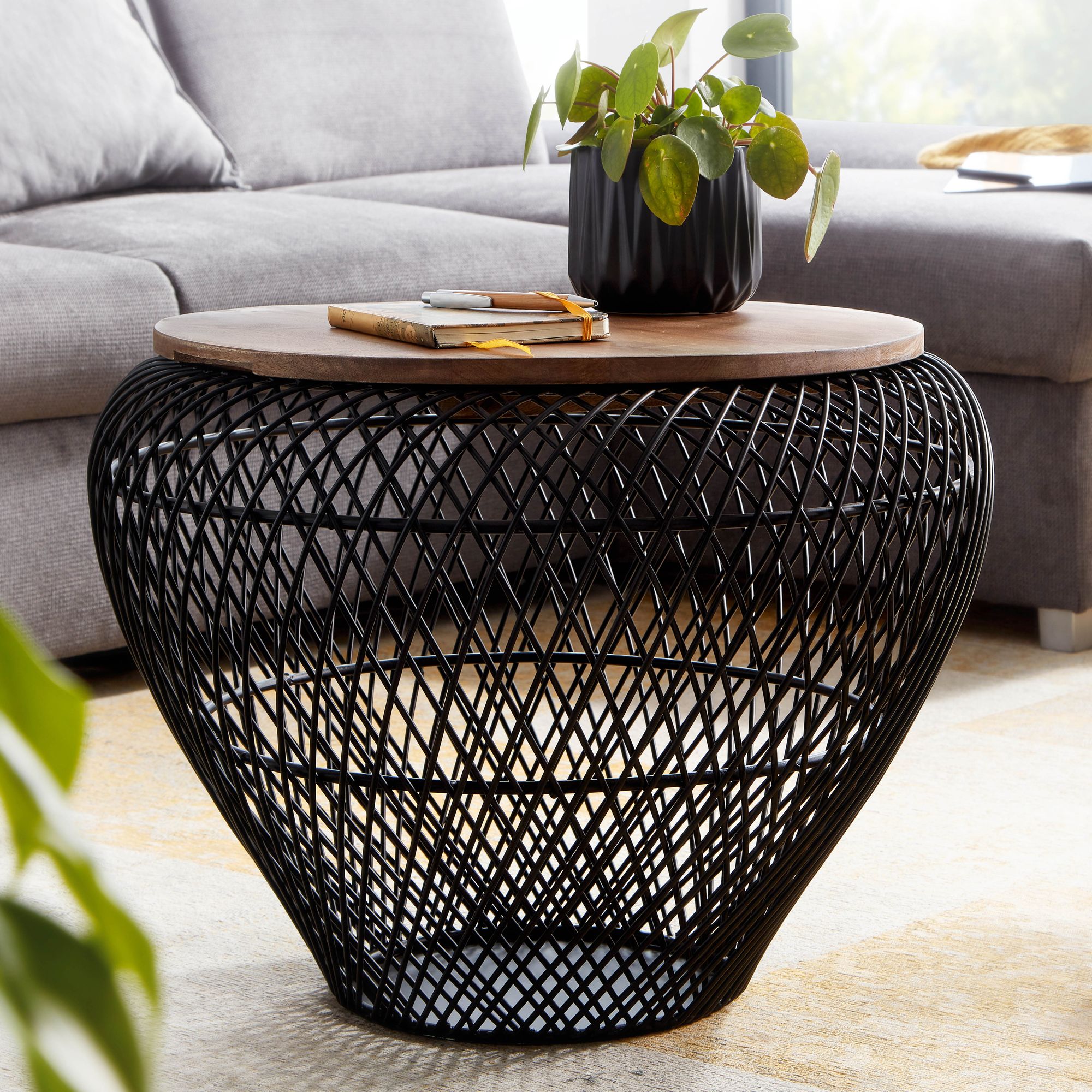 FineBuy Couchtisch Mango Massivholz Metall 60x60x45 cm Rund mit Stauraum, Design Wohnzimmertisch Korbtisch Modern, Beistelltisch Sofatisch Wohnzimmer | Farbe: Schwarz