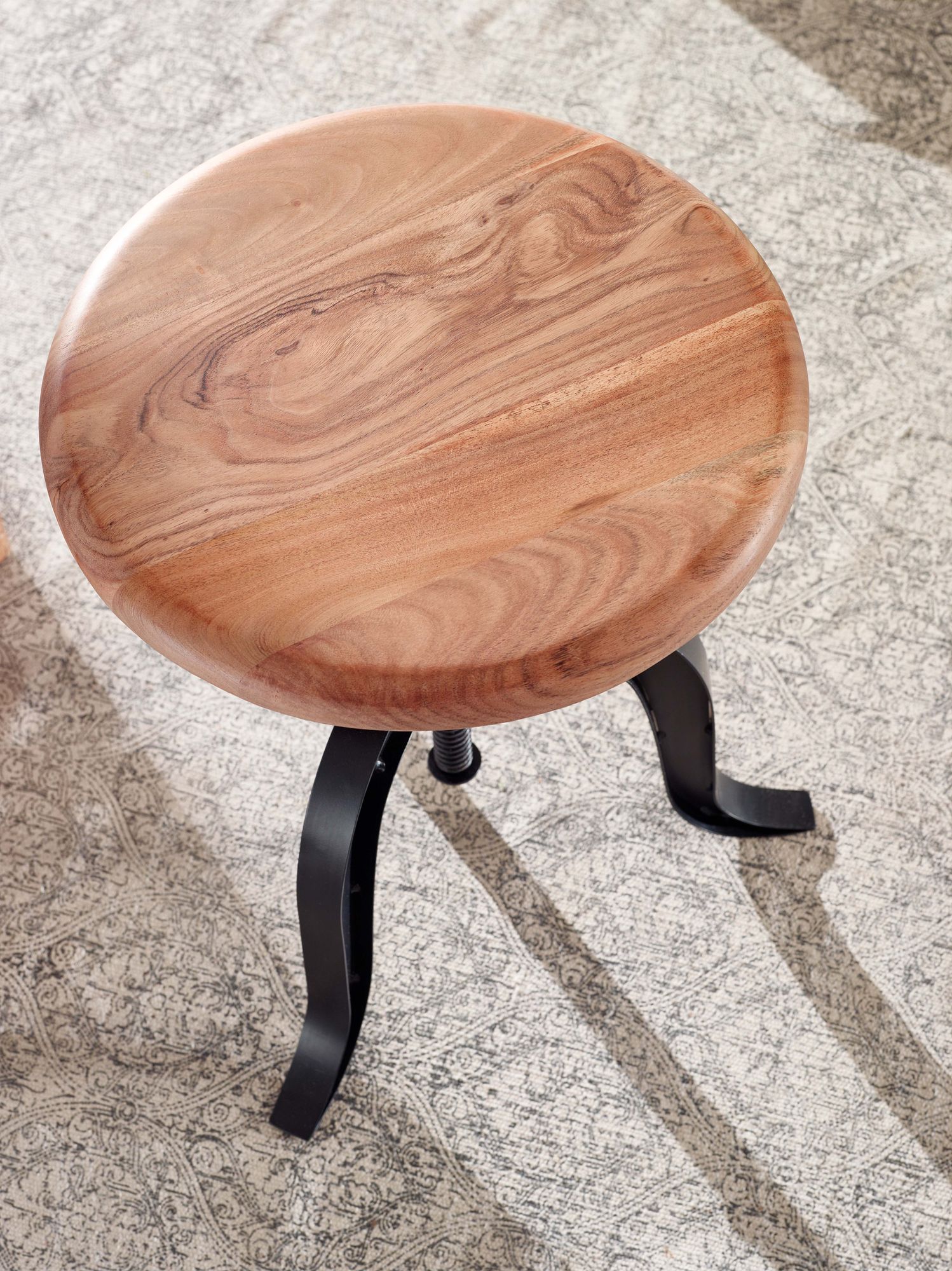 FineBuy Drehhocker 39x62,5x39 cm Akazie Massivholz / Metall Schwarz Drehbar, Design Dekohocker Höhenverstellbar, Stehhocker Rund Industrie, Kleiner Barhocker, Metallhocker mit Holzplatte Modern | Farbe: Braun