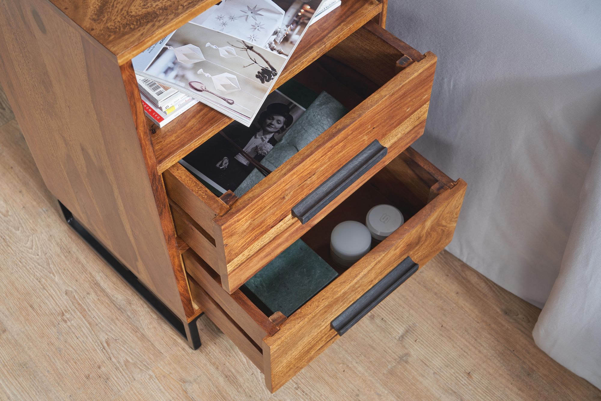 FineBuy Nachttisch Sheesham Massivholz mit Metallgestell 2 Schubladen & Ablage – Nachtkonsole im Industrial Design, handgefertigt – Nachtkästchen für Boxspringbett 40x35x66 cm | Farbe: Braun FineBuy Nachttisch Sheesham Massivholz mit Metallgestell 2 Schubladen & Ablage – Nachtkonsole im Industrial Design, handgefertigt – Nachtkästchen für Boxspringbett 40x35x66 cm | Farbe: Braun