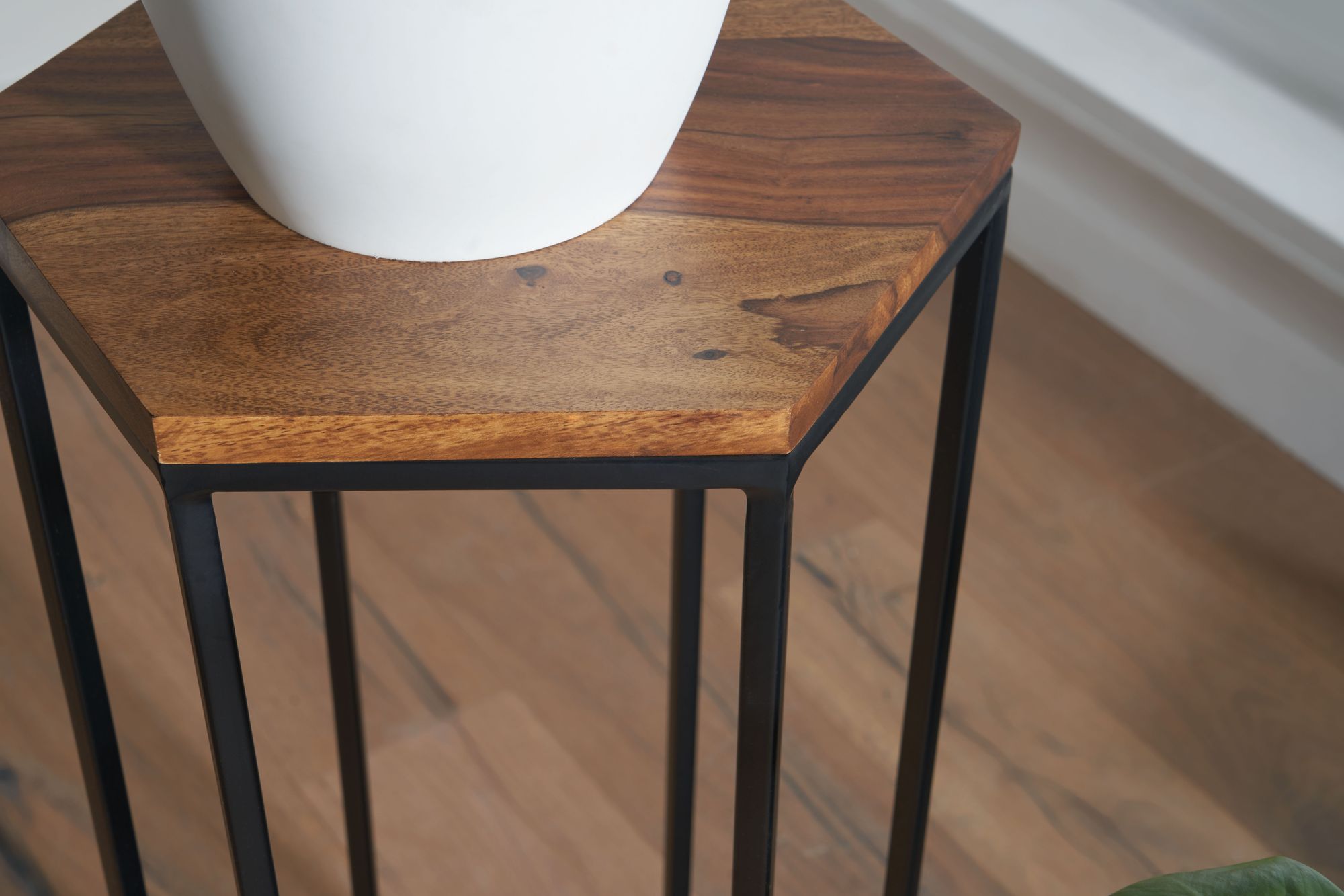 FineBuy Beistelltisch 3er Set Massivholz / Metall Satztisch Sechseckig, Säulentisch Pflanzentisch 3-teilig, Blumenständer Blumentisch Wohnzimmer, Pflanzenhocker Blumenhocker | Farbe: Schwarz