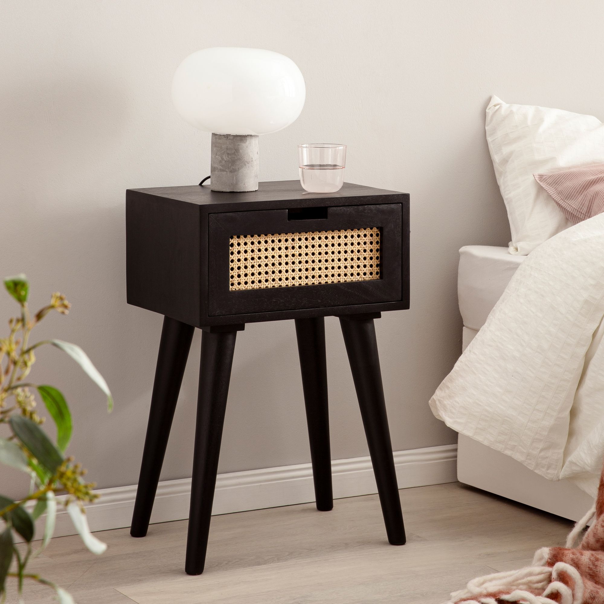 FineBuy Nachtkonsole Mango Massivholz Schwarz mit  Rattan & Schublade – Nachttisch im Boho & Natur Design, Nachtkästchen für Boxspringbett, handgefertigt Wiener Geflecht – 40x60x30 cm | Farbe: Schwarz