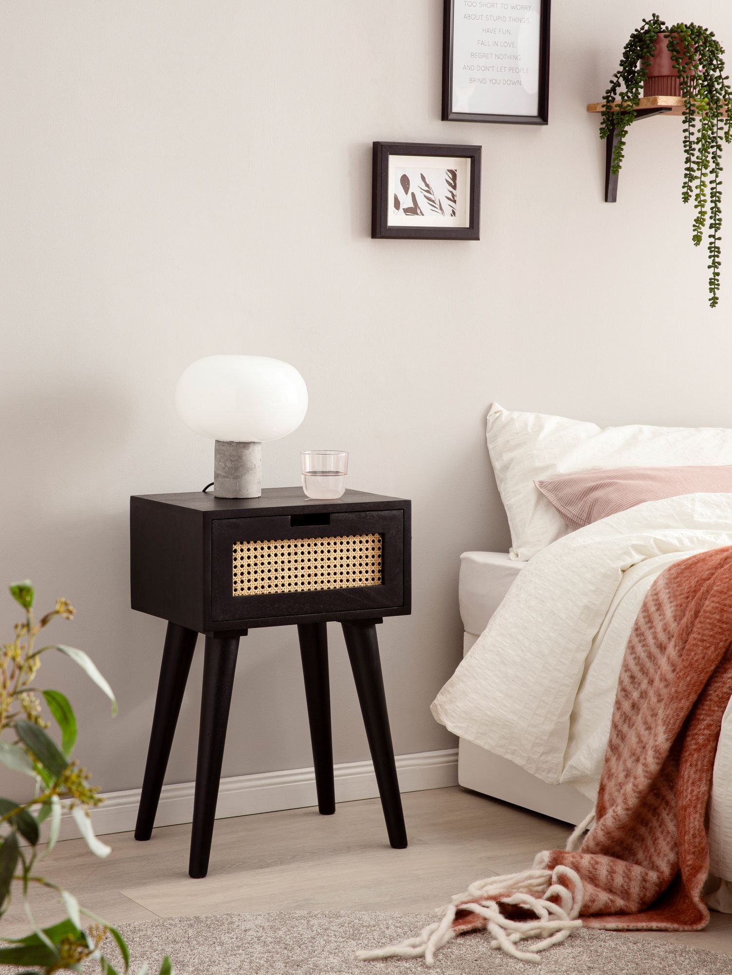 FineBuy Nachtkonsole Mango Massivholz Schwarz mit  Rattan & Schublade – Nachttisch im Boho & Natur Design, Nachtkästchen für Boxspringbett, handgefertigt Wiener Geflecht – 40x60x30 cm | Farbe: Schwarz