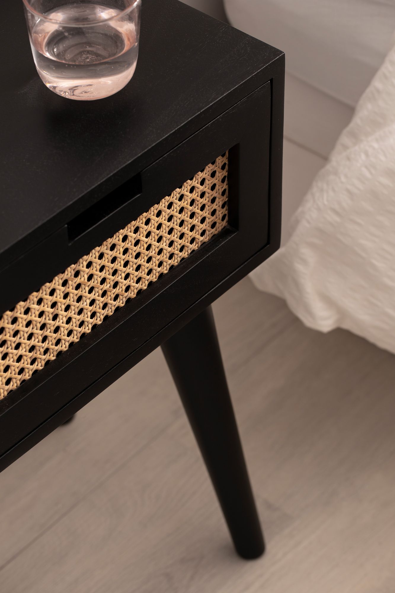 FineBuy Nachtkonsole Mango Massivholz Schwarz mit  Rattan & Schublade – Nachttisch im Boho & Natur Design, Nachtkästchen für Boxspringbett, handgefertigt Wiener Geflecht – 40x60x30 cm | Farbe: Schwarz