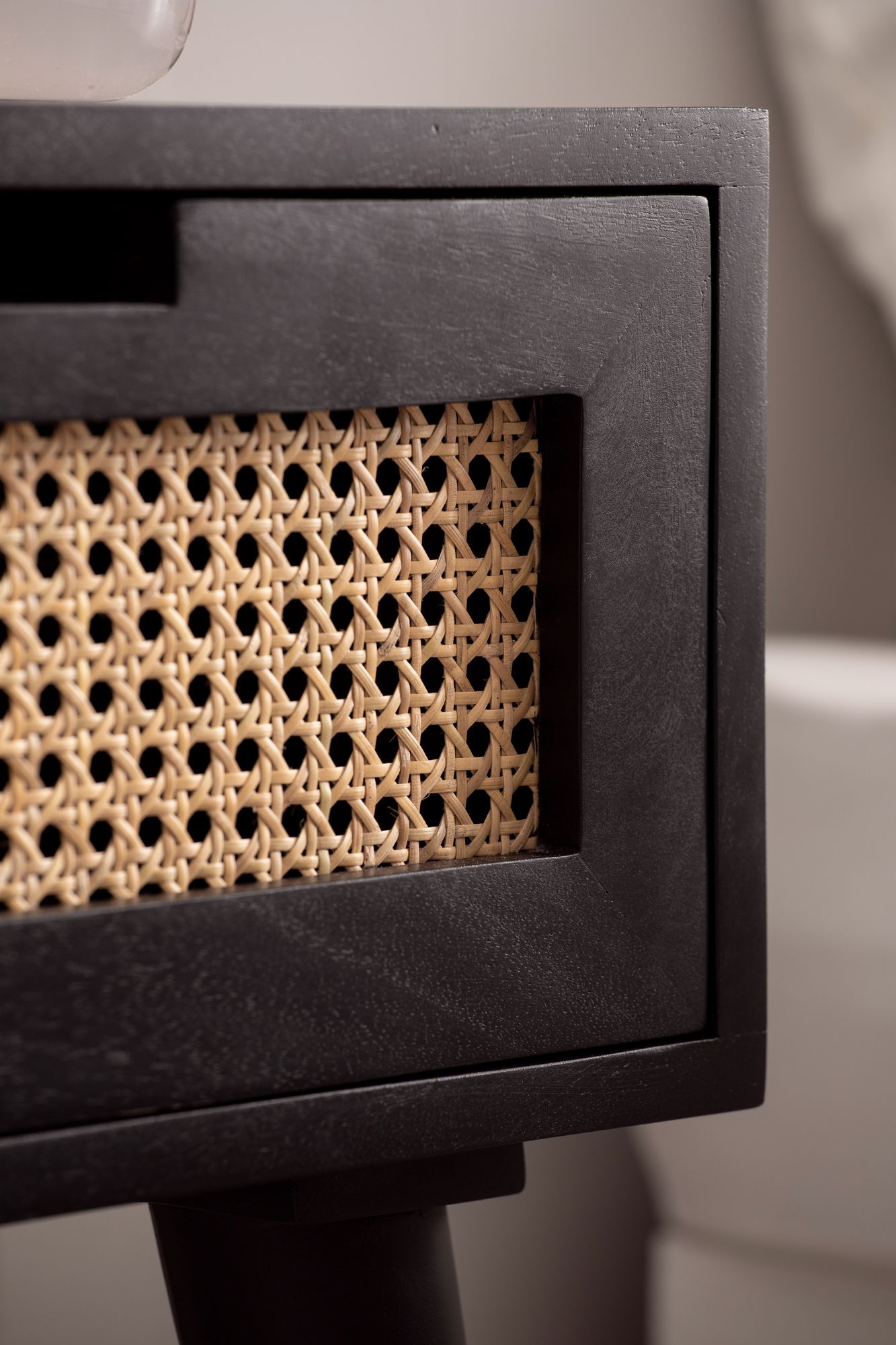 FineBuy Nachtkonsole Mango Massivholz Schwarz mit  Rattan & Schublade – Nachttisch im Boho & Natur Design, Nachtkästchen für Boxspringbett, handgefertigt Wiener Geflecht – 40x60x30 cm | Farbe: Schwarz