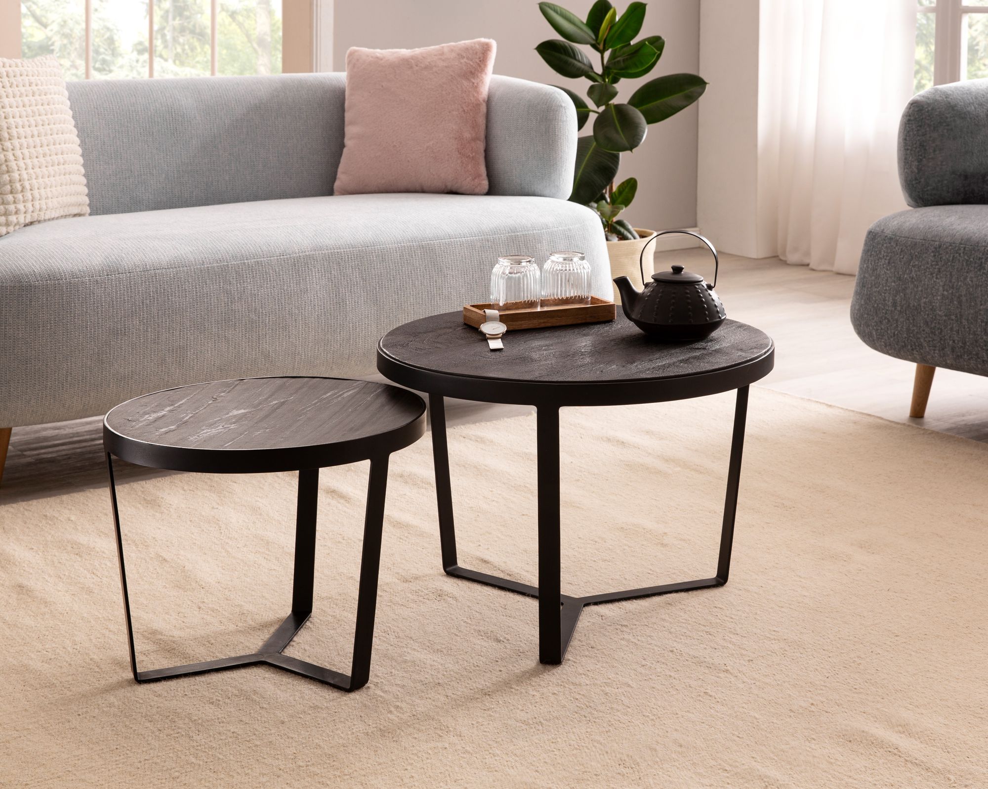 FineBuy Couchtisch 2er Set Akazie Massivholz / Steinoptik Wohnzimmertisch Rund, Satztisch mit Metallgestell, Kaffeetisch Modern, Sofatisch Verschachtelungstisch 2-teilig | Farbe: Schwarz